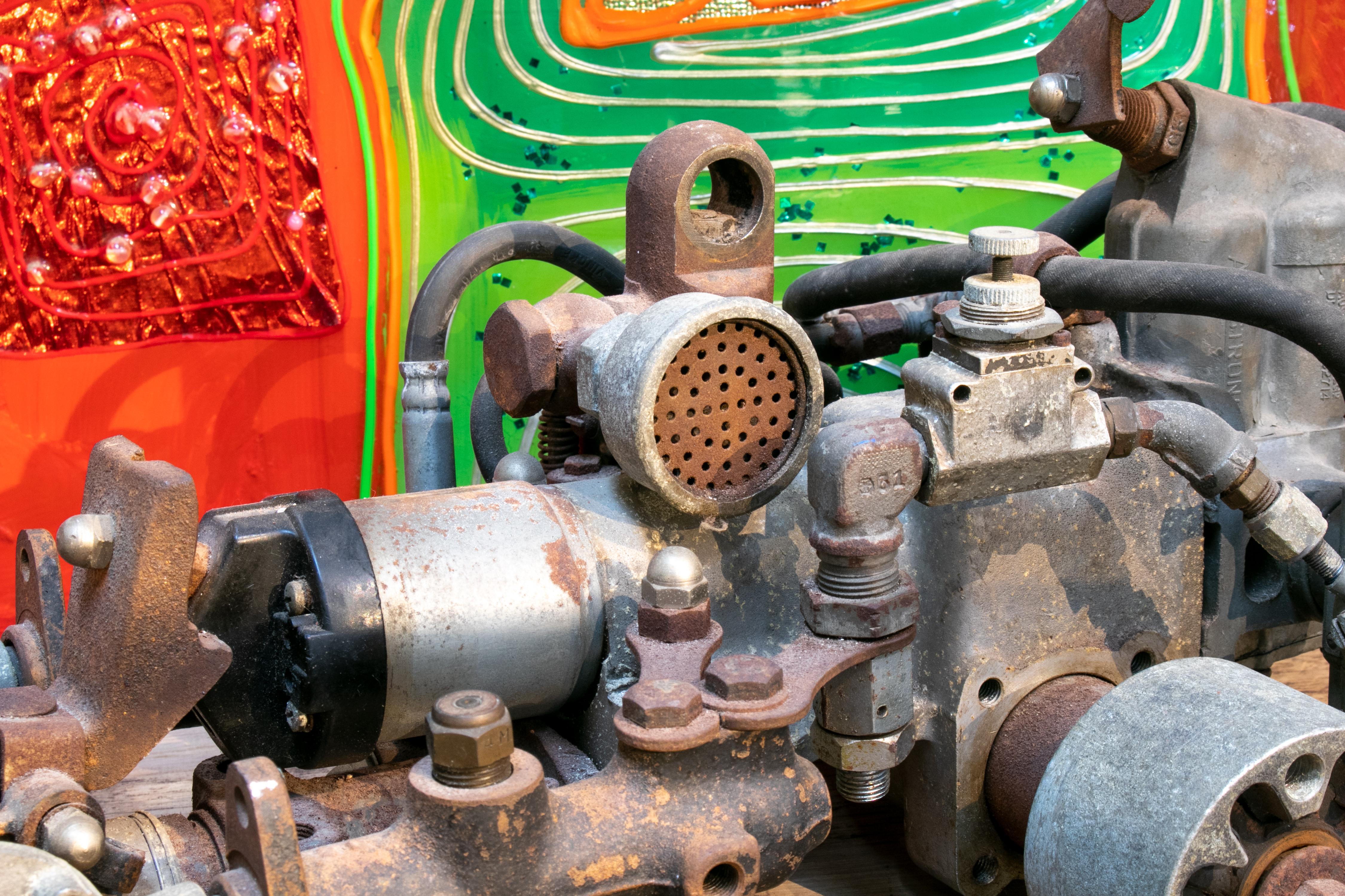 XX secolo Scultura di auto di Formula 1 degli anni '70 realizzata con vecchi pezzi meccanici di metallo assortiti in vendita