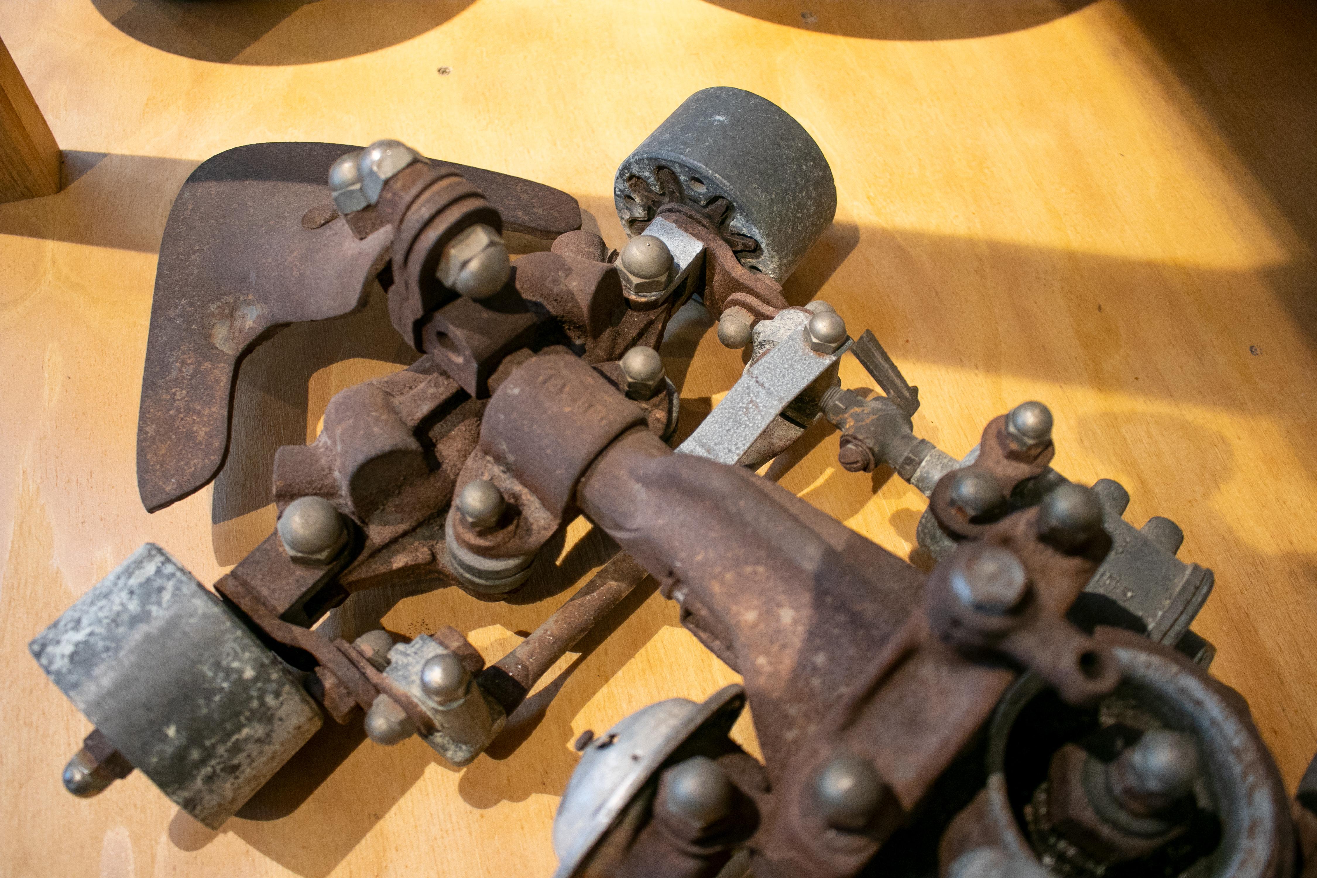 Scultura di auto di Formula 1 degli anni '70 realizzata con vecchi pezzi meccanici di metallo assortiti in vendita 1