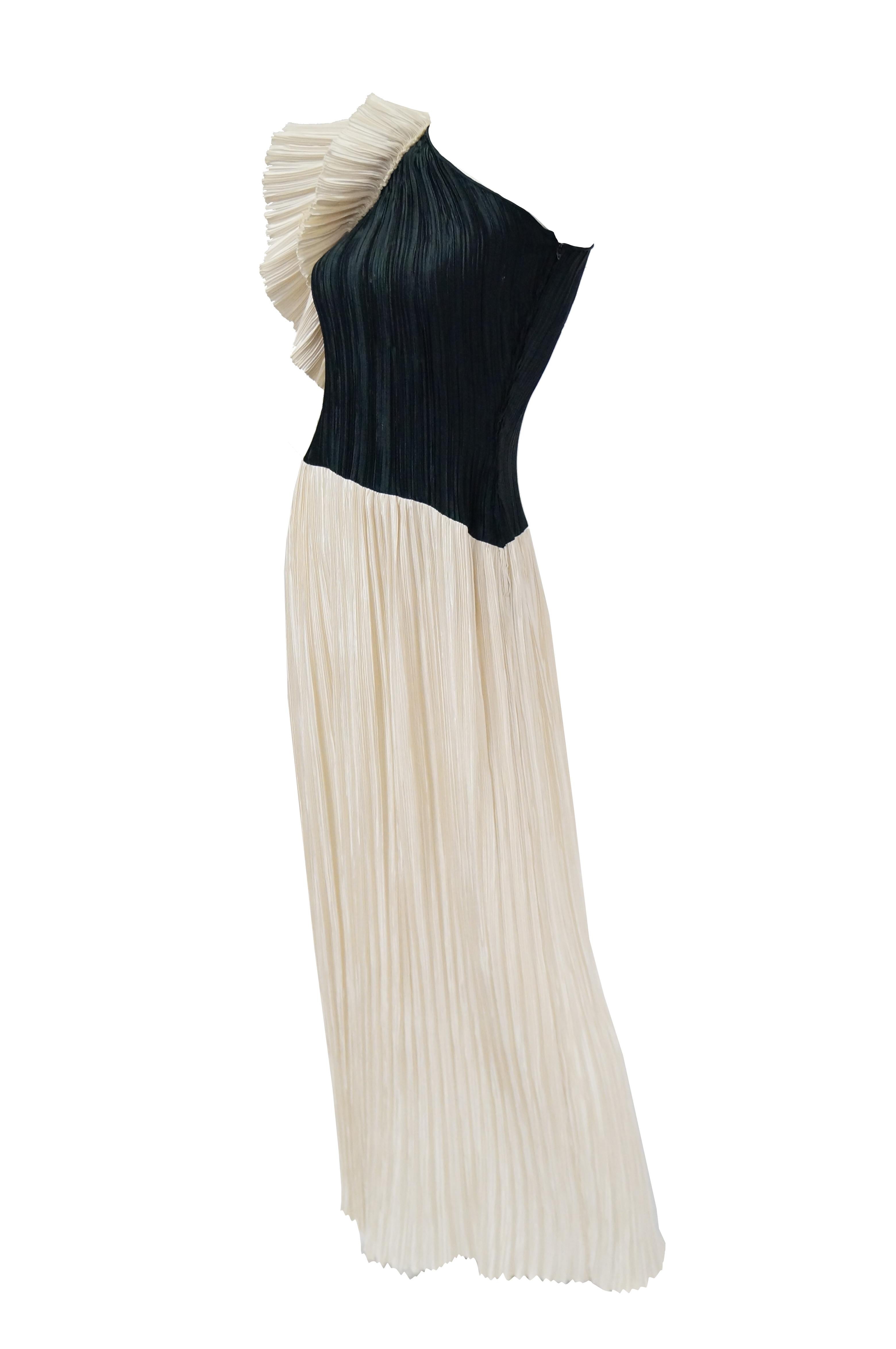  1970s Fortuny Style Off the Shoulder Black and White Pleated Dress In Excellent Condition For Sale In Houston, TX