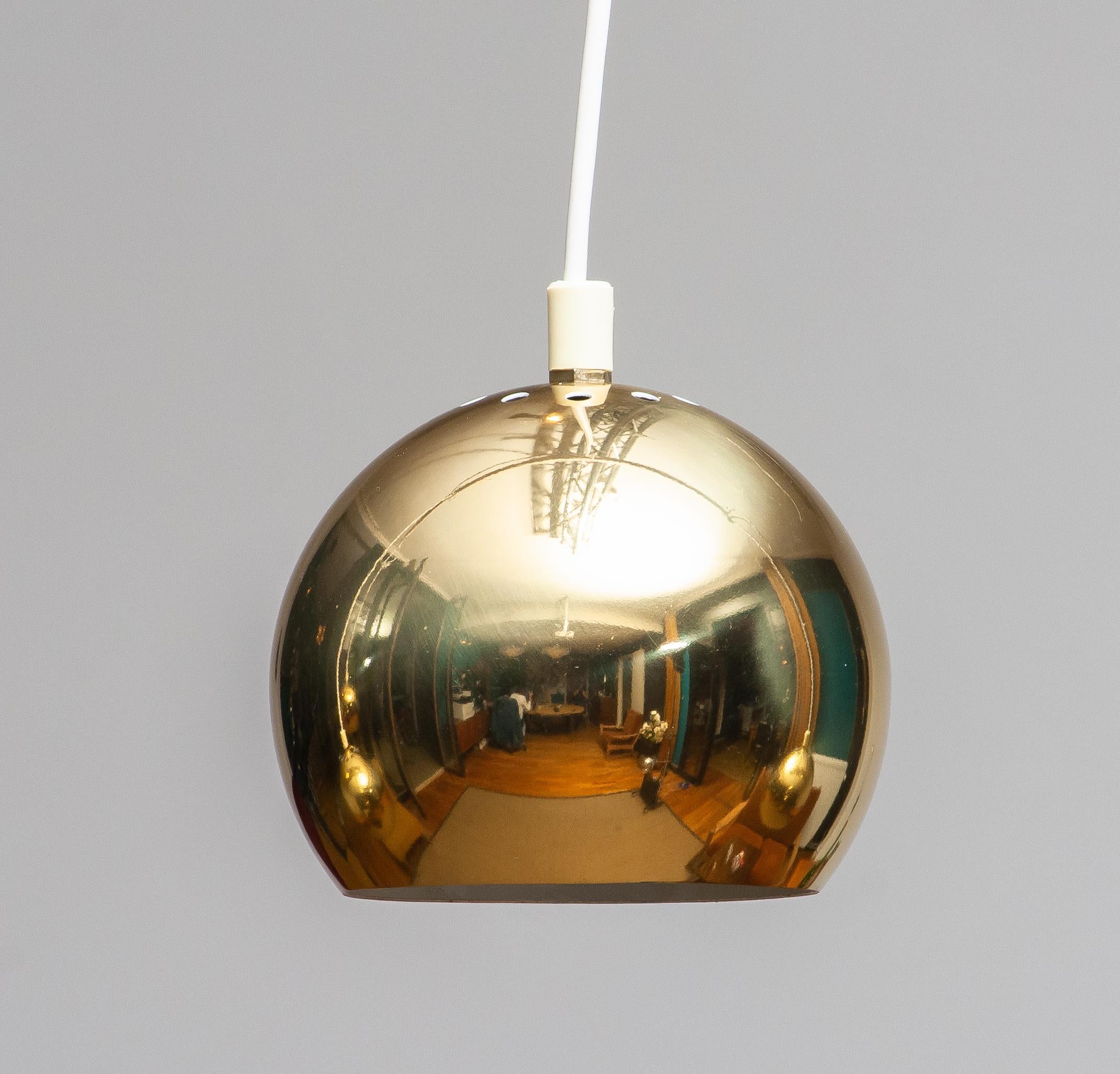Great Swedish spherical brass pendants from the 1970s.
All four pendants are in very good condition and technically 100%
Suits 110 volts and 230 volts. Bulb size E14 / E17.
