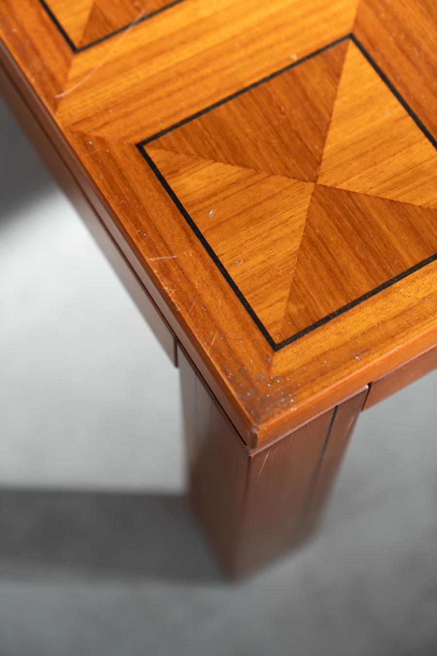 table basse en bois de cerisier incrusté, design 'Fox Hunt' des années 1970 en vente 4