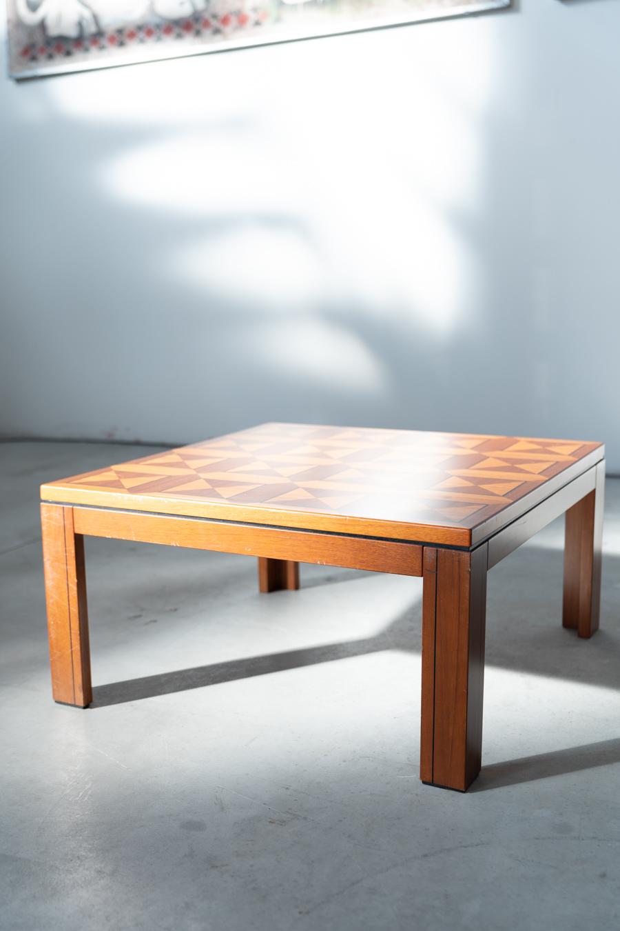 Italian table basse en bois de cerisier incrusté, design 'Fox Hunt' des années 1970 en vente