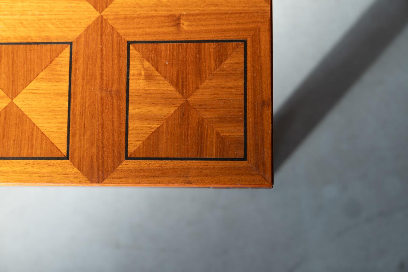 table basse en bois de cerisier incrusté, design 'Fox Hunt' des années 1970 Bon état - En vente à Manzano, IT