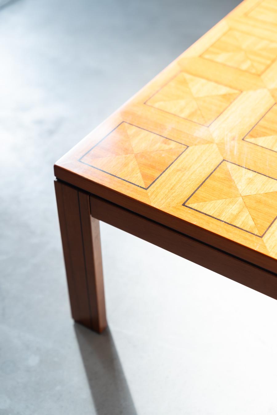 Late 20th Century table basse en bois de cerisier incrusté, design 'Fox Hunt' des années 1970 en vente
