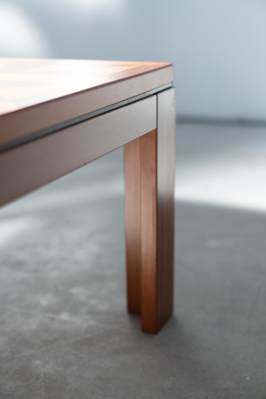 table basse en bois de cerisier incrusté, design 'Fox Hunt' des années 1970 en vente 3