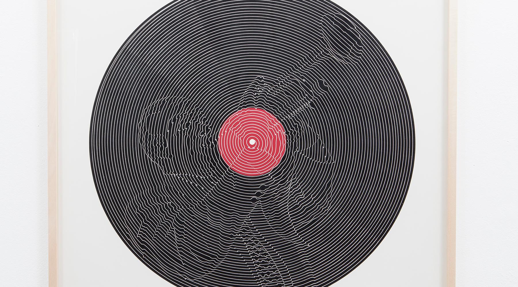Serigrafie von Thomas Bayrle, Deutschland, 1970.

Diese Serigraphie zeigt einen Druck einer Schallplatte. Thomas Bayrle schafft durch die Verformung des ursprünglichen Musters eine neue Komposition, aus der die Silhouette eines Musikers hervorgeht.
