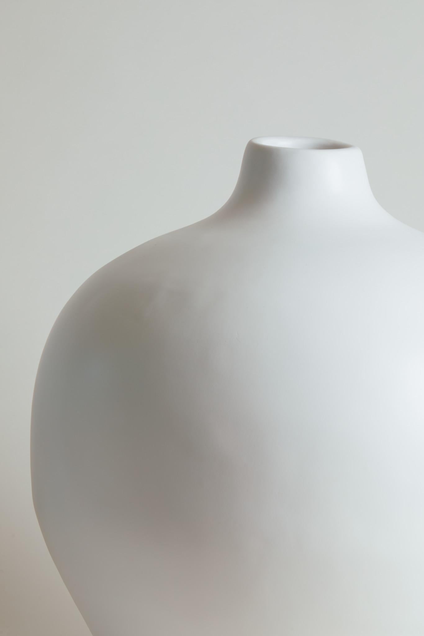 1970er Frankreich Weiße Matte Keramik Vase aus Vallauris Rund (Moderne der Mitte des Jahrhunderts)