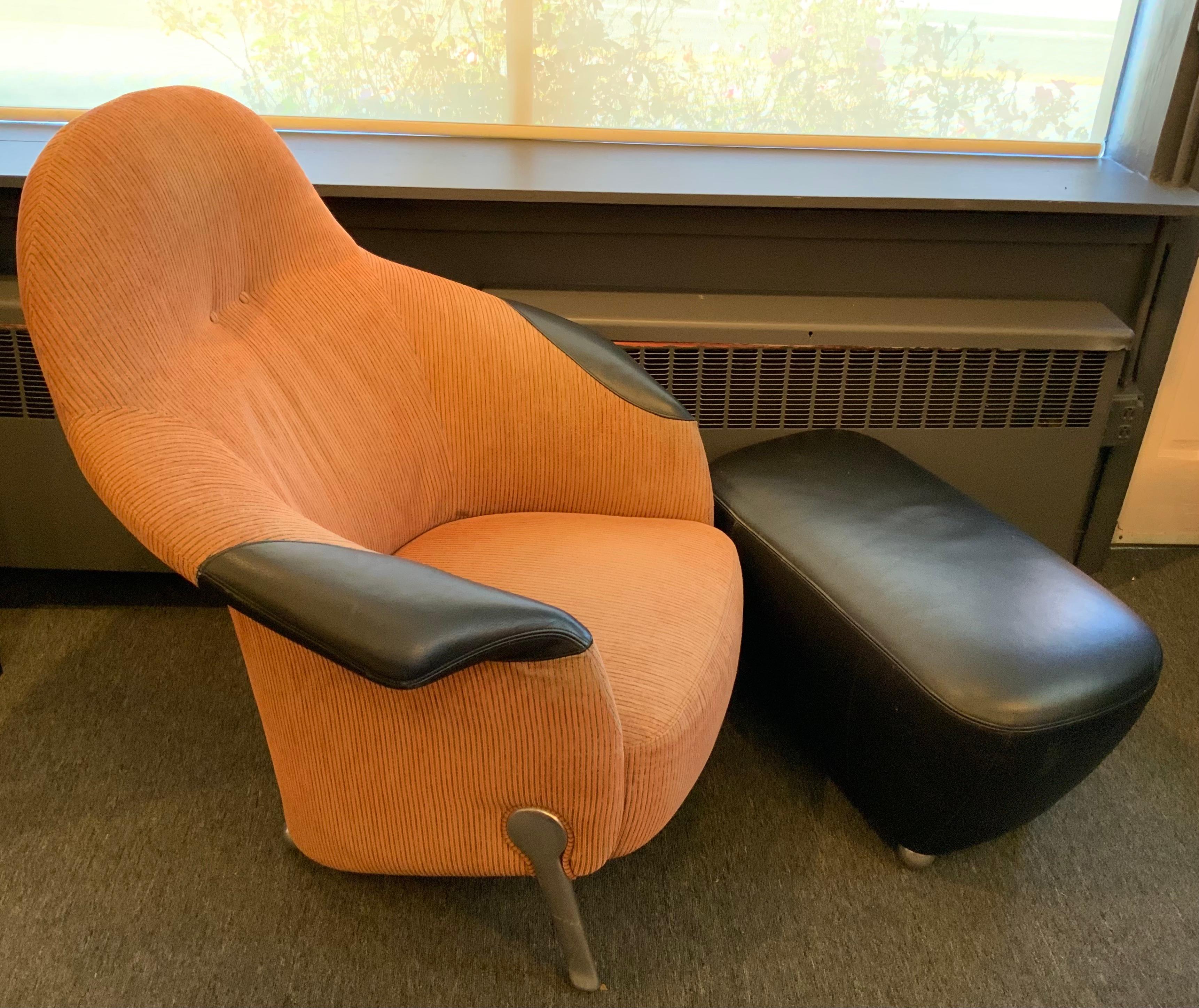 La poltrona e il pouf Original Missoni dal design austriaco, creati da Franz Wittmann negli anni '70, sono caratterizzati da gambe posteriori a forma rotonda che si distinguono dalle due gambe anteriori, e lo stesso design si estende al pouf