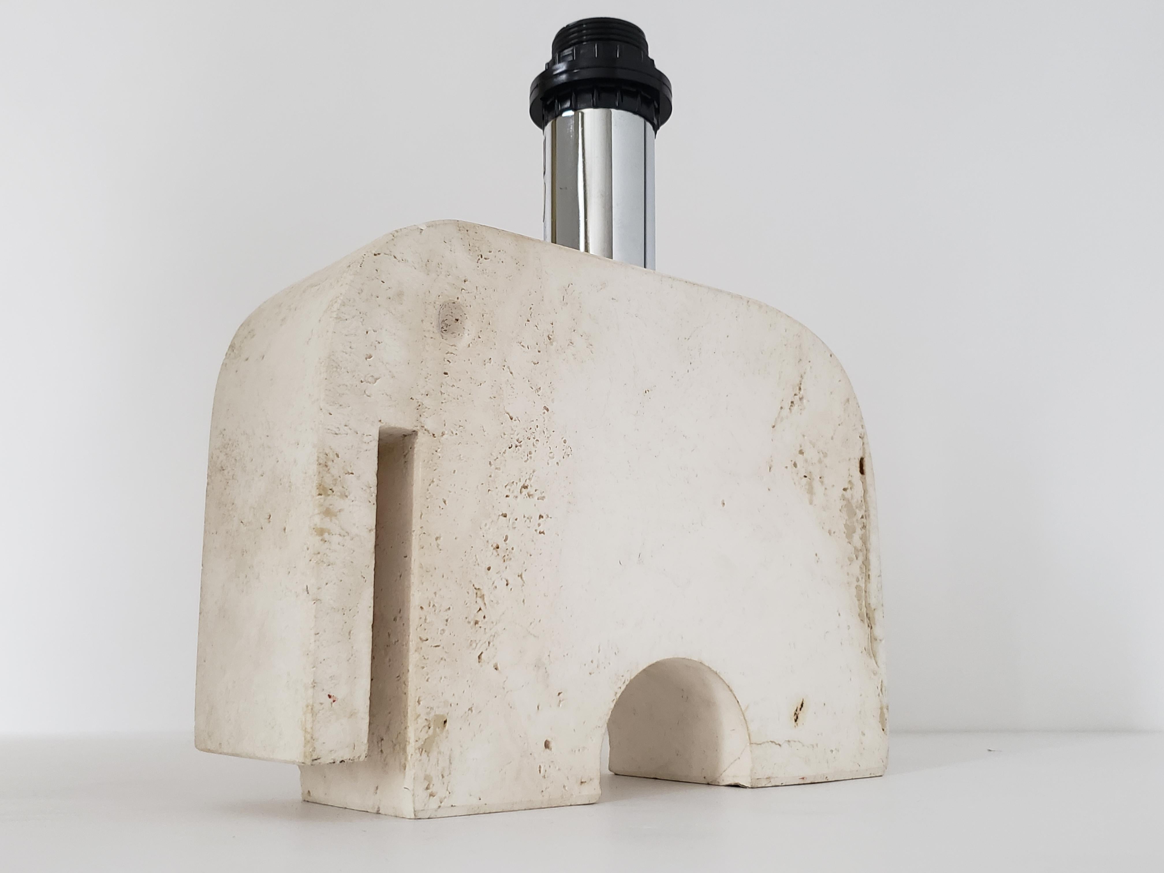 Rare, iconic travertine table lamp from Fratelli Manelli. 

E27 socket rated at 100 watt. 

Original manufacturer label.