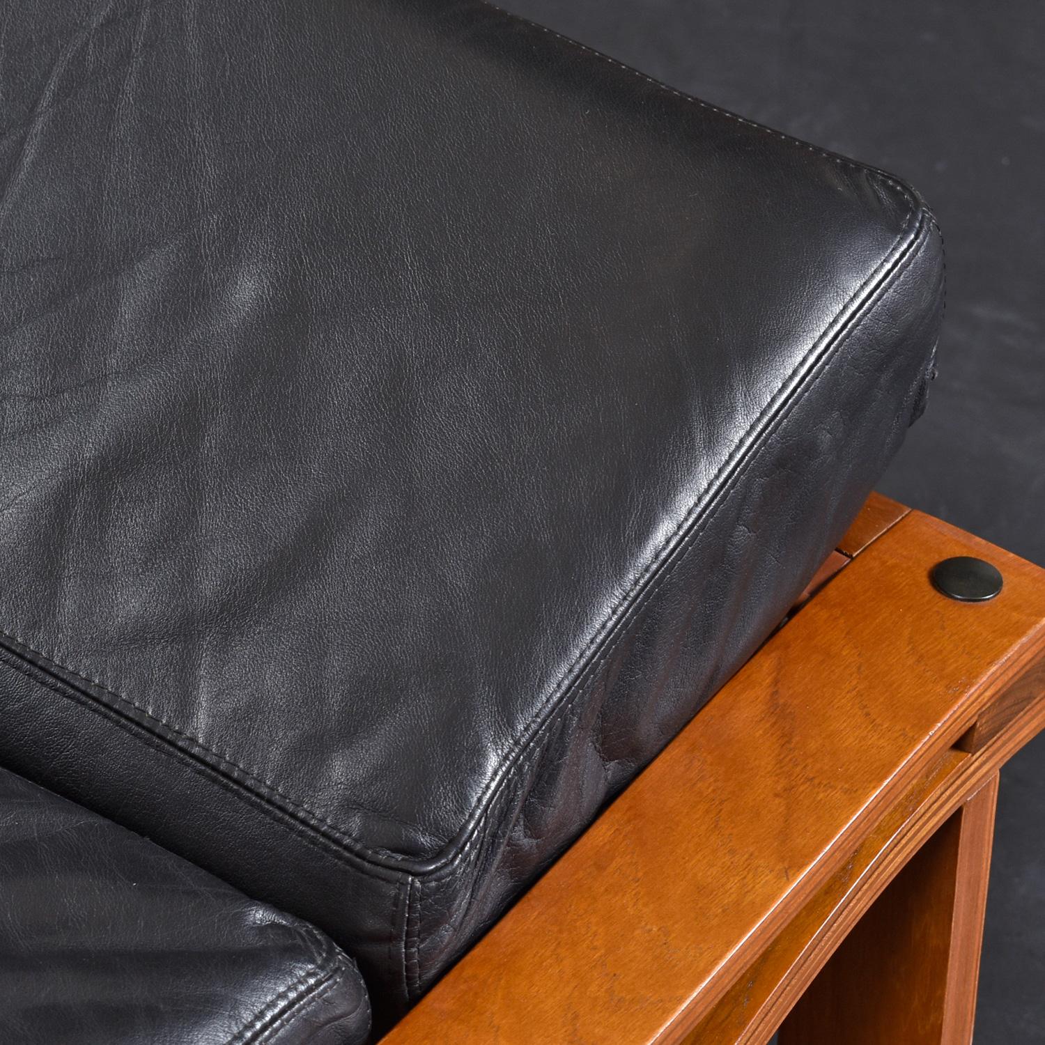 1970s Fred Lowen for Tessa Black Leather & Teak T4 Lounge Chairs and Ottoman In Good Condition In Chattanooga, TN