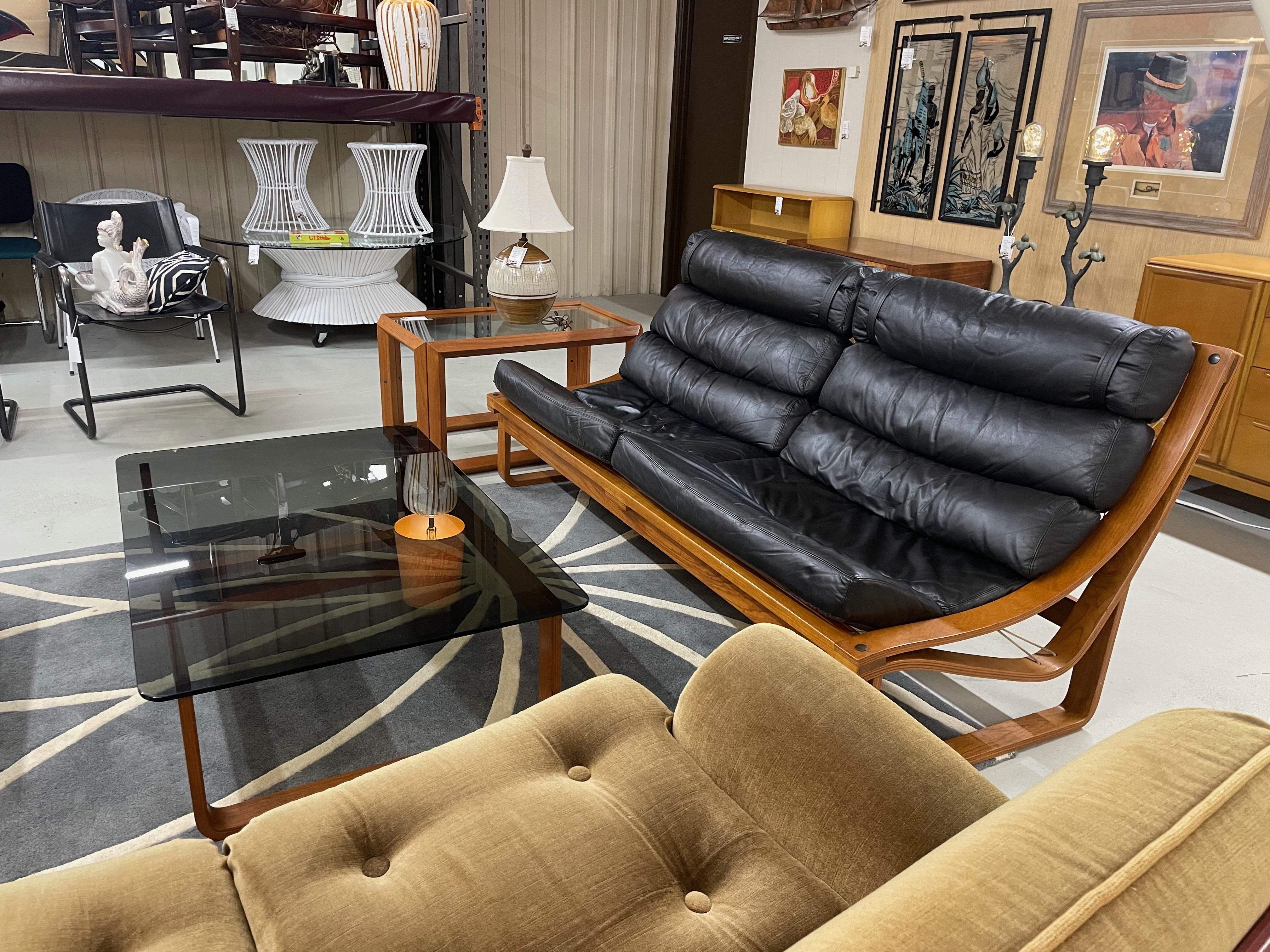 1970 Fred Lowen pour Tessa Canapé T4 en cuir noir et teck en vente 7
