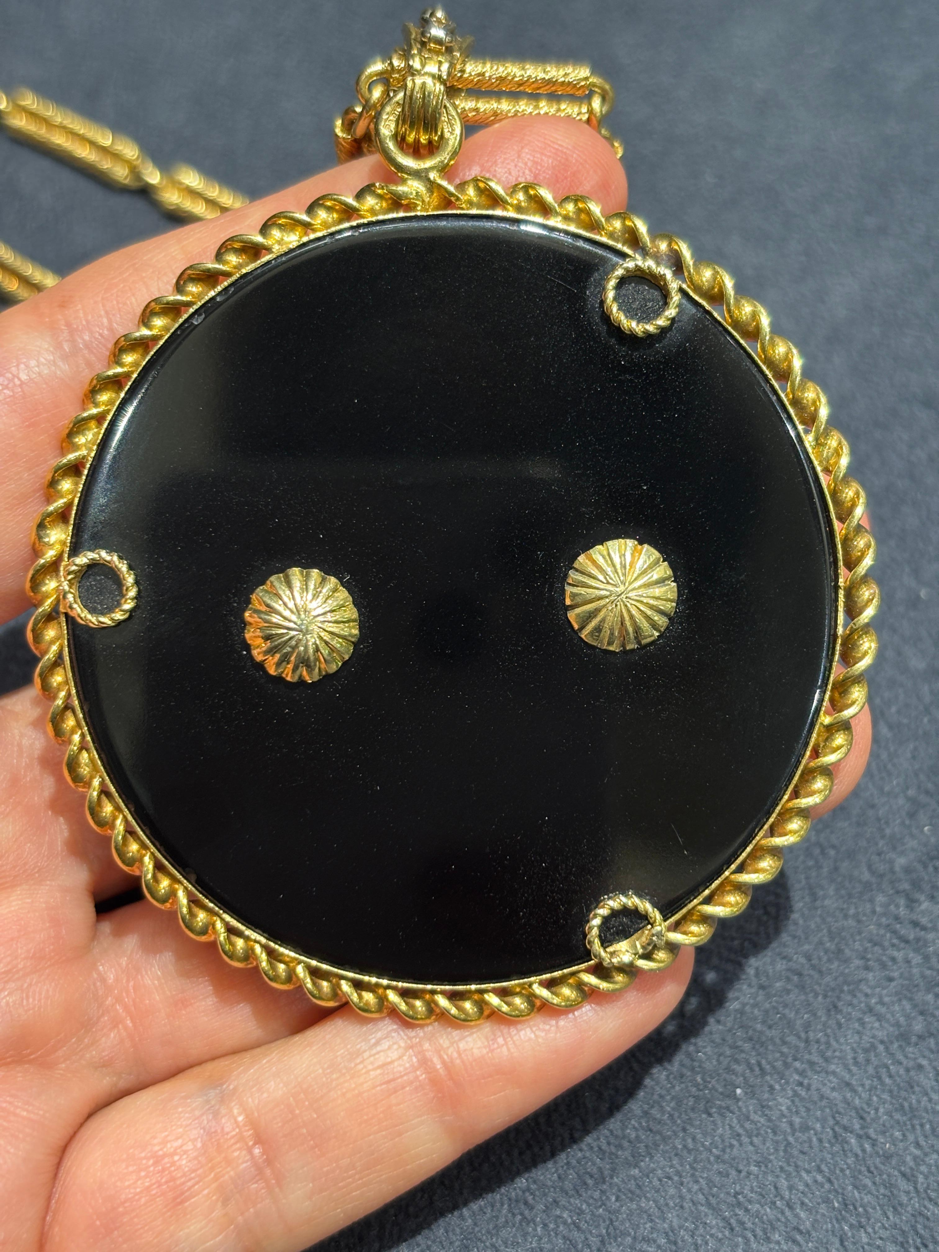 1970's Fred Paris 18k gold, onyx, coral and diamond sautoire In Good Condition For Sale In London, GB