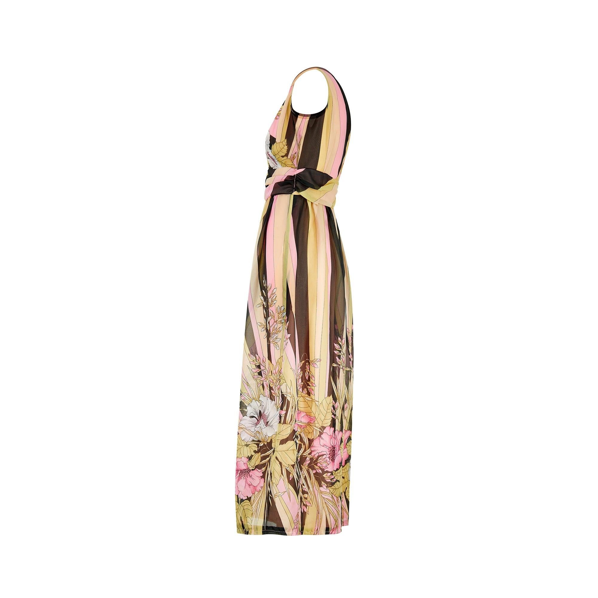 Dieses auffällige Kleid wurde in den 1970er Jahren von Frederick Howard in London entworfen. Das Kleidungsstück ist gut verarbeitet, und das einprägsame Farbschema des halbtransparenten Georgette-Stoffes umfasst Rosatöne, Brauntöne, Ocker und Grau.