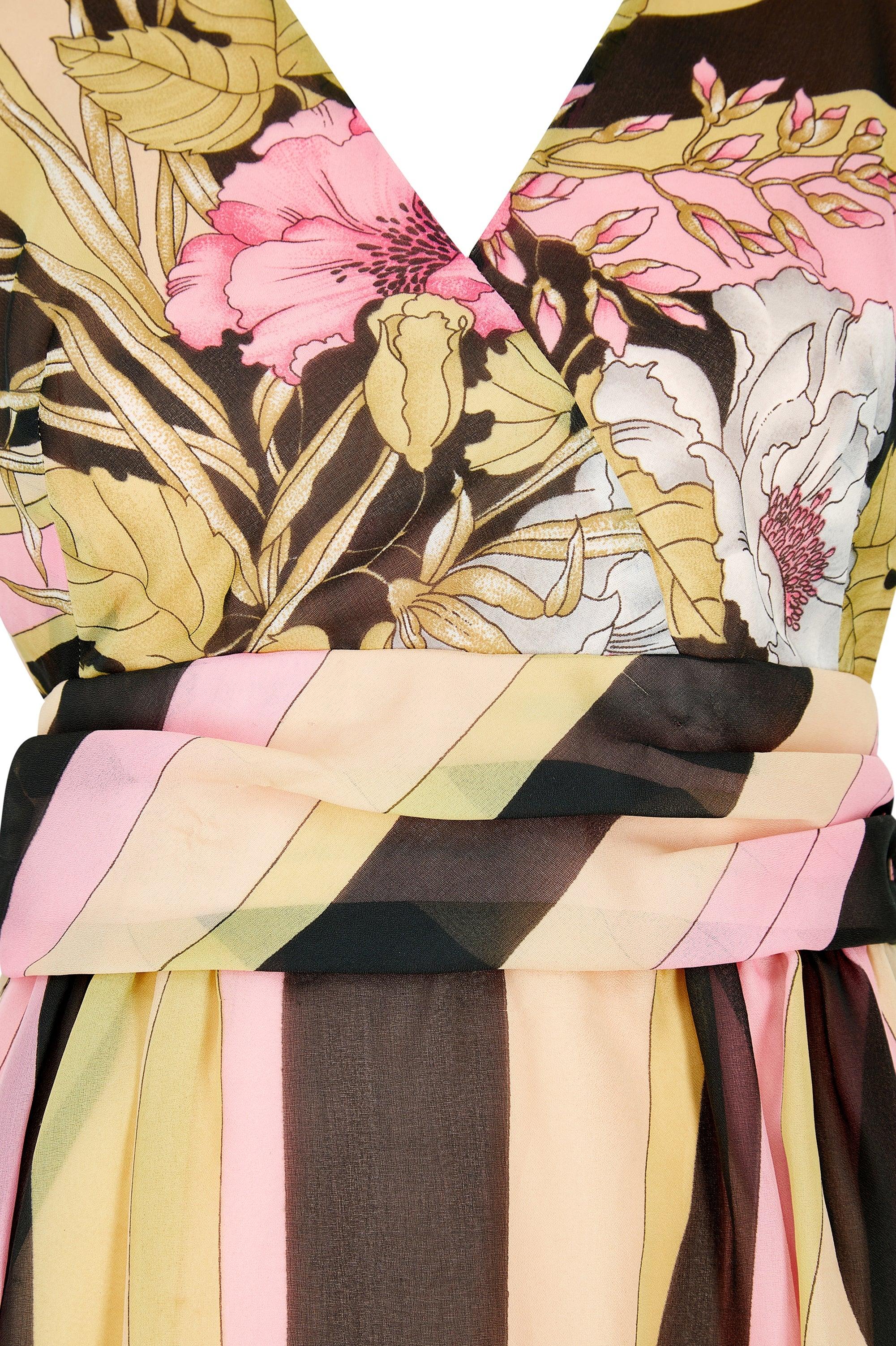 1970er Frederick Howard Georgette Kleid mit Blumen- und Chevron-Druck Damen im Angebot