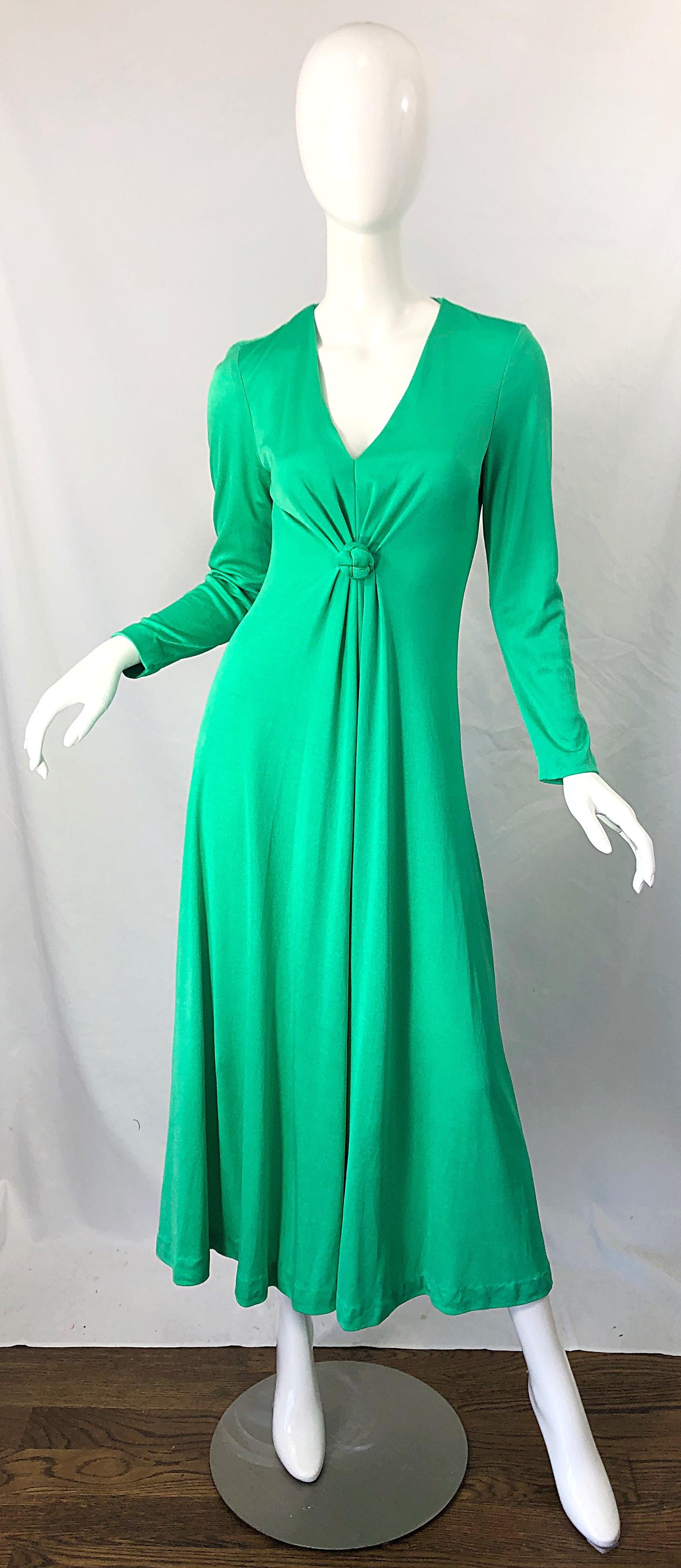 Schickes 1970er FREDERICK'S OF HOLLYWOOD kellygrünes Jersey Maxikleid ! Mit der perfekten grünen Farbe, die das ganze Jahr über getragen werden kann. Geknotete Applikation auf der Brustmitte. Verdeckter Reißverschluss auf der Rückseite mit Haken-