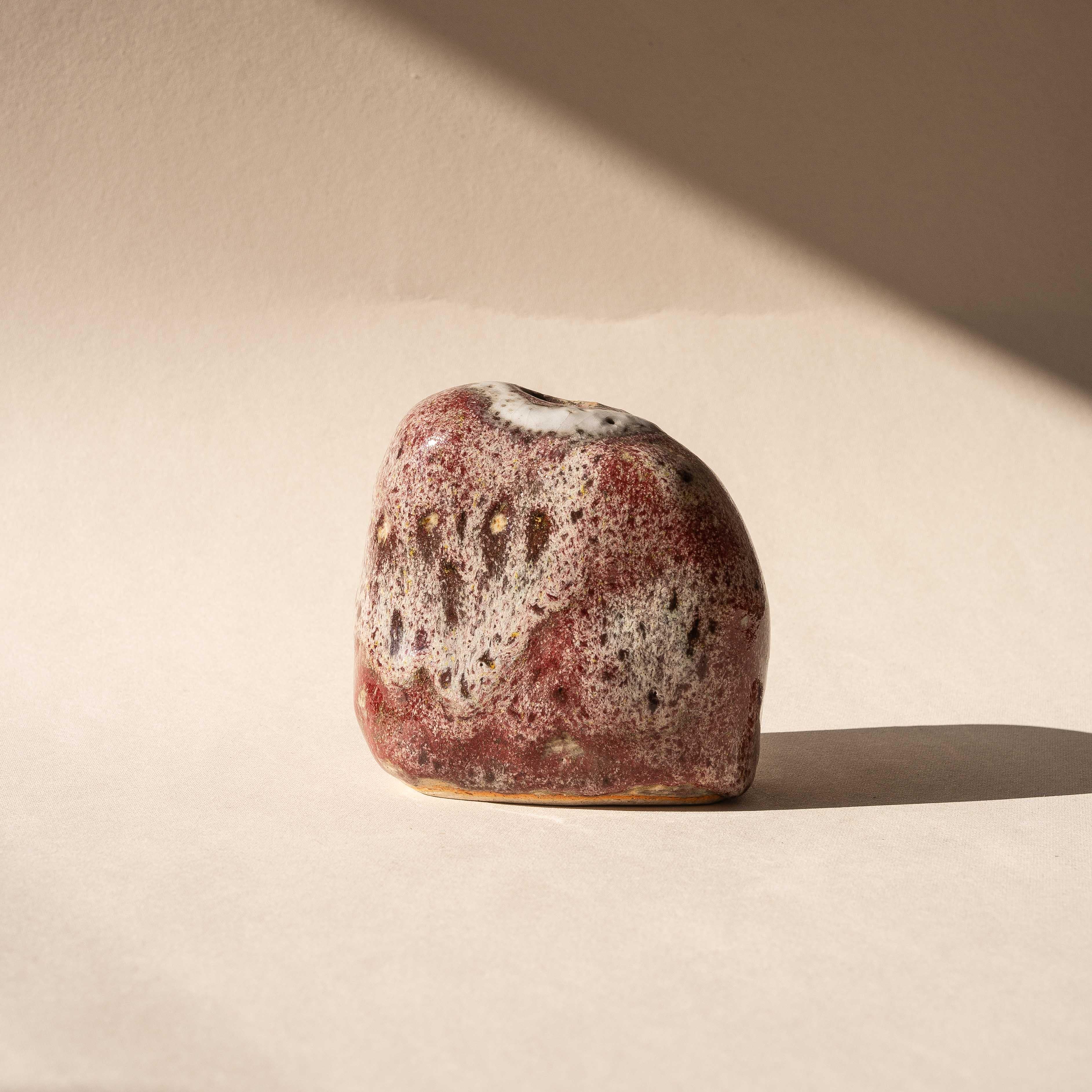 1970er Jahre Freiform-Keramik Soliflore Vase - Rosa und Beige Glasur, Mid-Century Modern

Kleine glasierte Keramikvase mit einer organischen, frei geformten Form, die aus jedem Blickwinkel anders aussieht. 

Darunter signiert mit zwei Zeichen: 