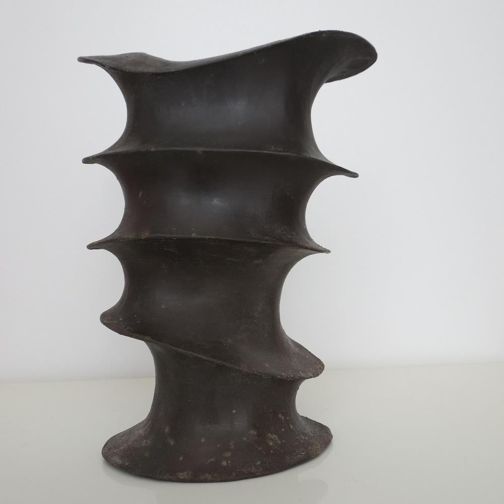 Maravillosa escultura de forma libre.  La pieza está hecha de cerámica, pero su acabado bruñido le da aspecto de bronce.  Maravillosa forma libre, fabricada a mano, data de la década de 1970.

Similar en estilo a la escultura de Frank Schillo,