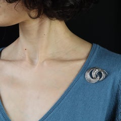1970er Jahre Französisch 18 Karat Weißgold Spirale Diamanten Brosche