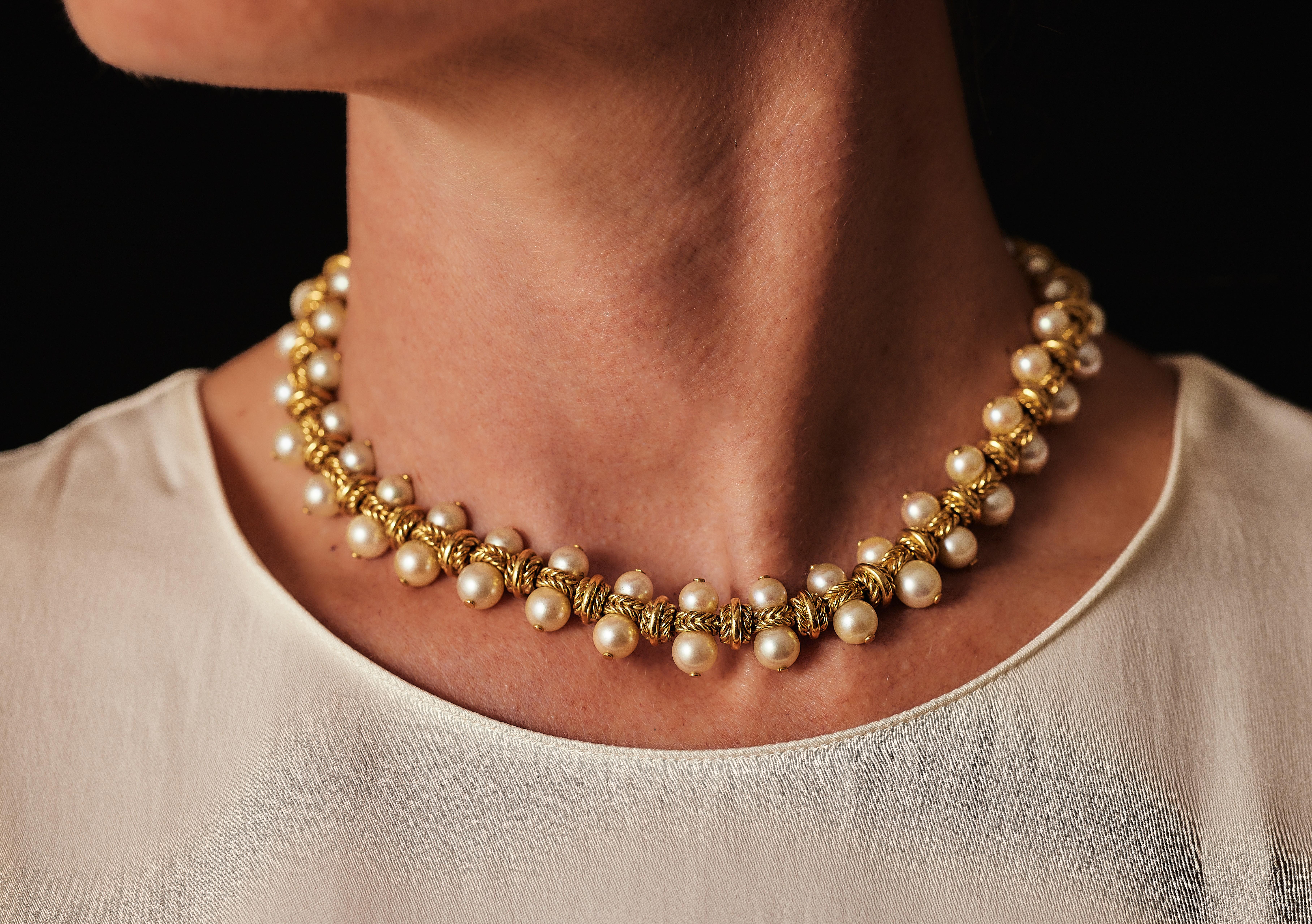 Collana francese anni '70 in oro e perle. in vendita 7