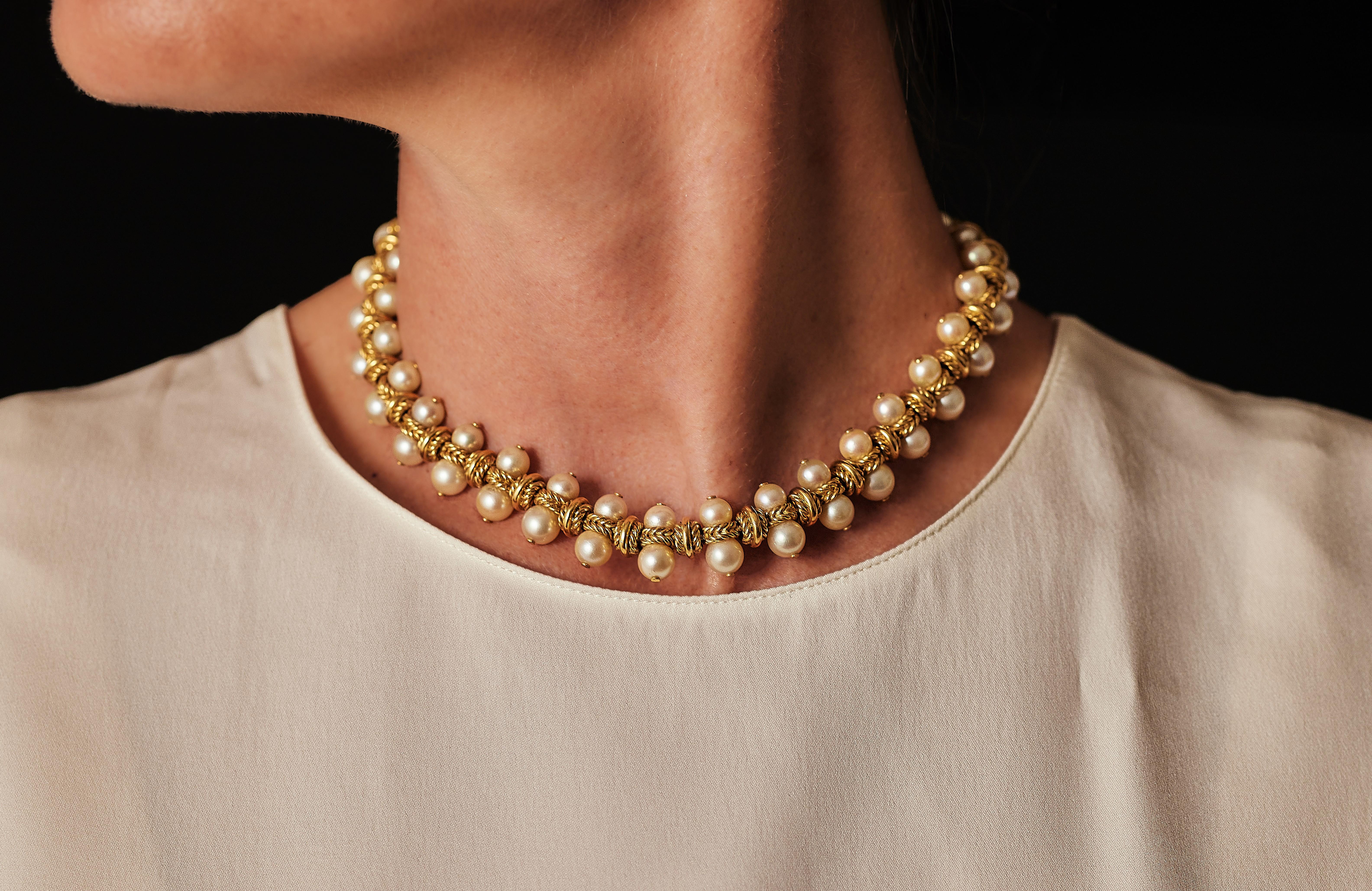 Rétro Collana francese anni '70 in oro e perle. in vendita