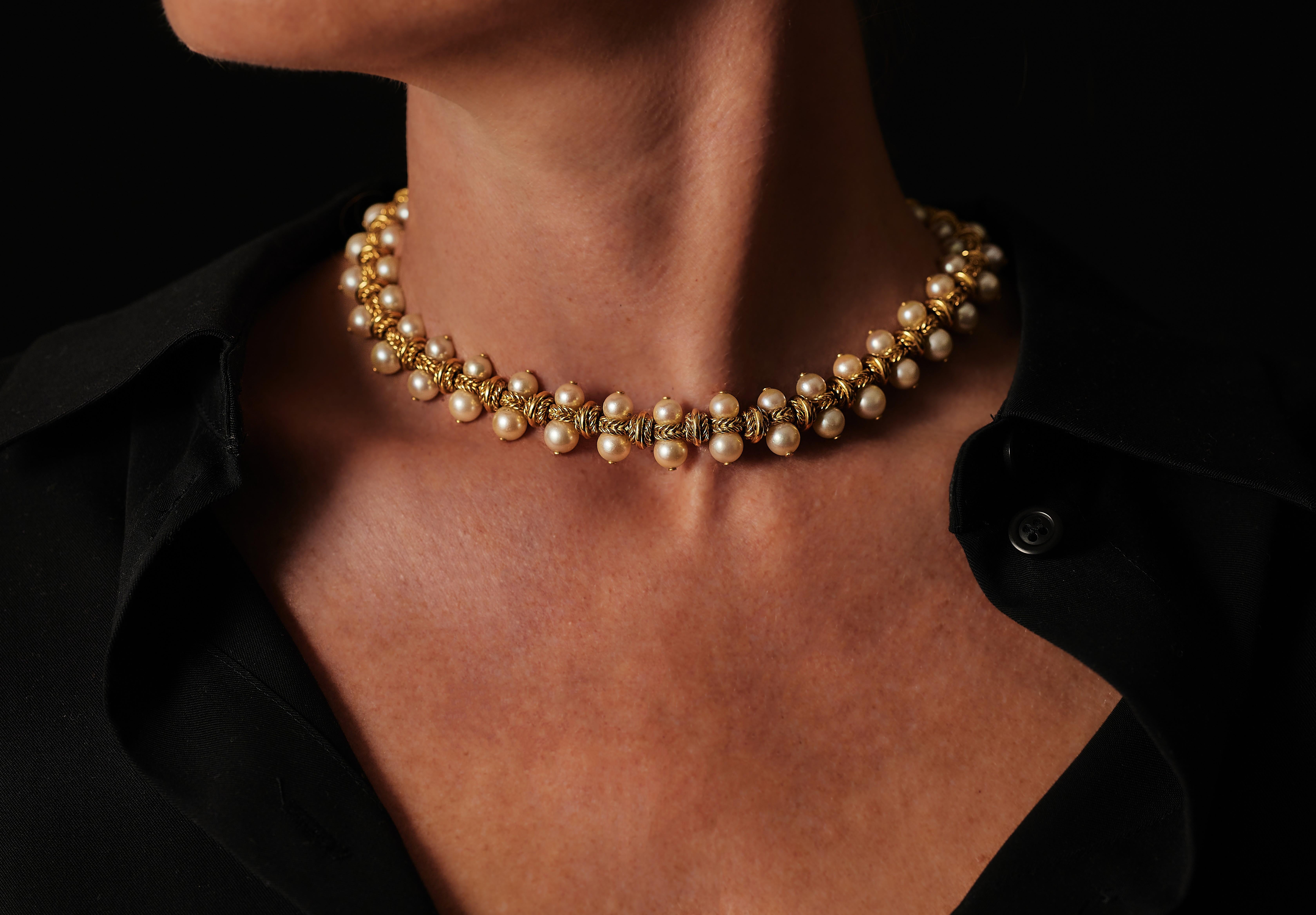 Collana francese anni '70 in oro e perle. in vendita 2