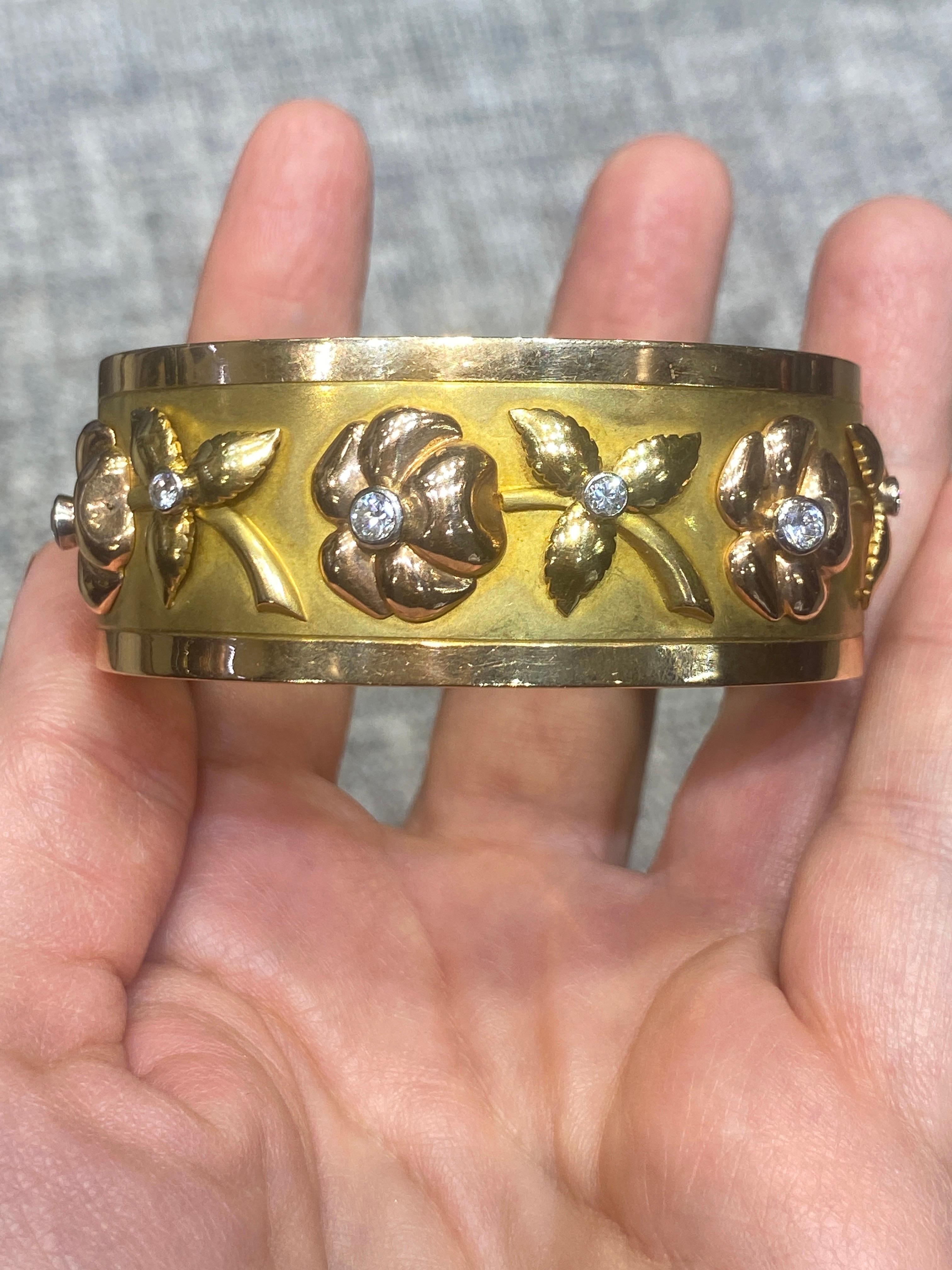 Round Cut 1970s French 18k yellow and rose gold hefty bangle For Sale
