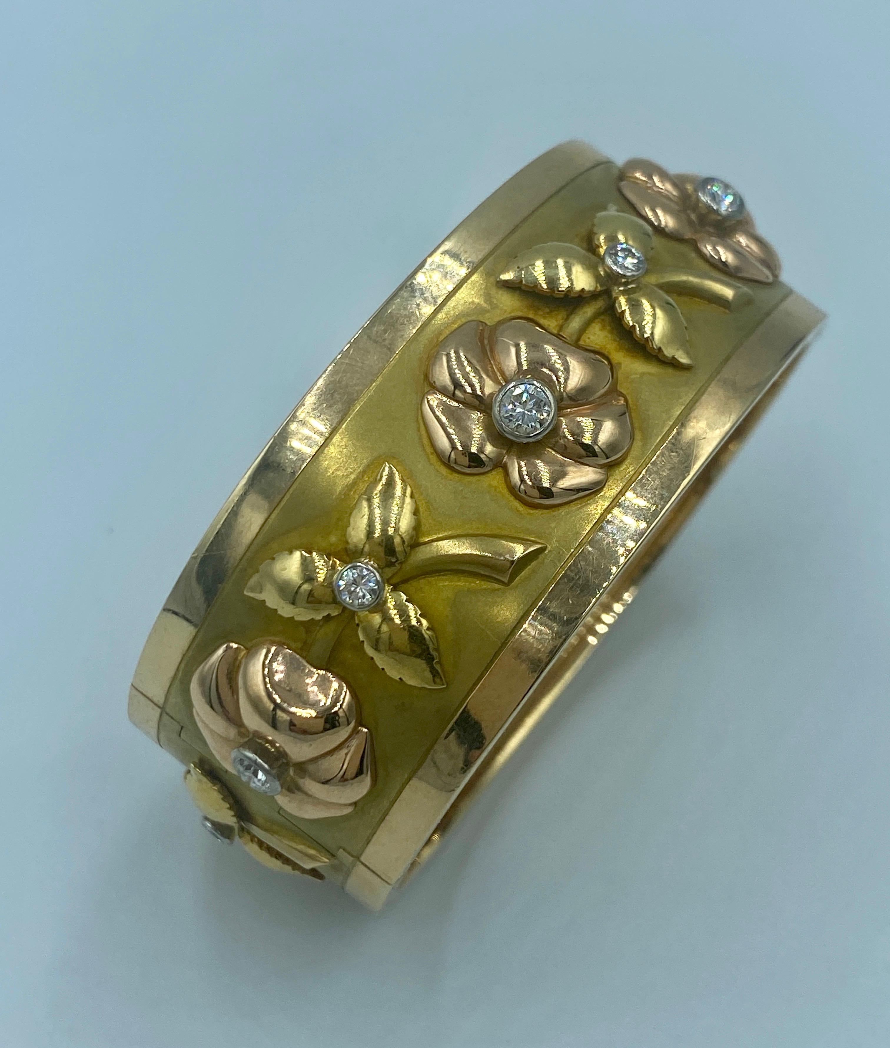 Bracelet jonc français des années 1970 en or jaune et rose 18 carats en vente 2