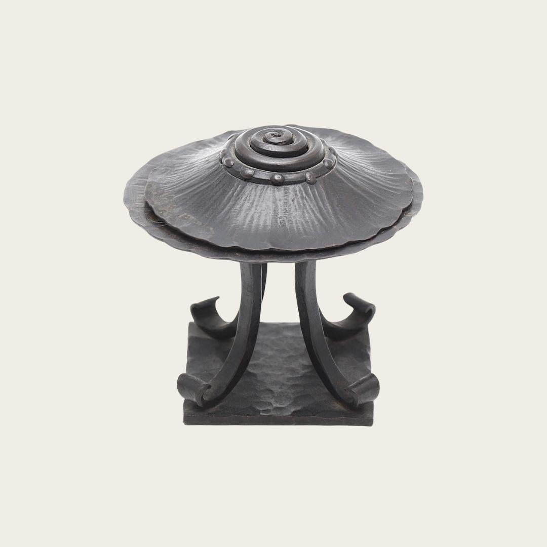 Français Brûleur d'encens Art déco français en fer et bronze des années 1970 en vente