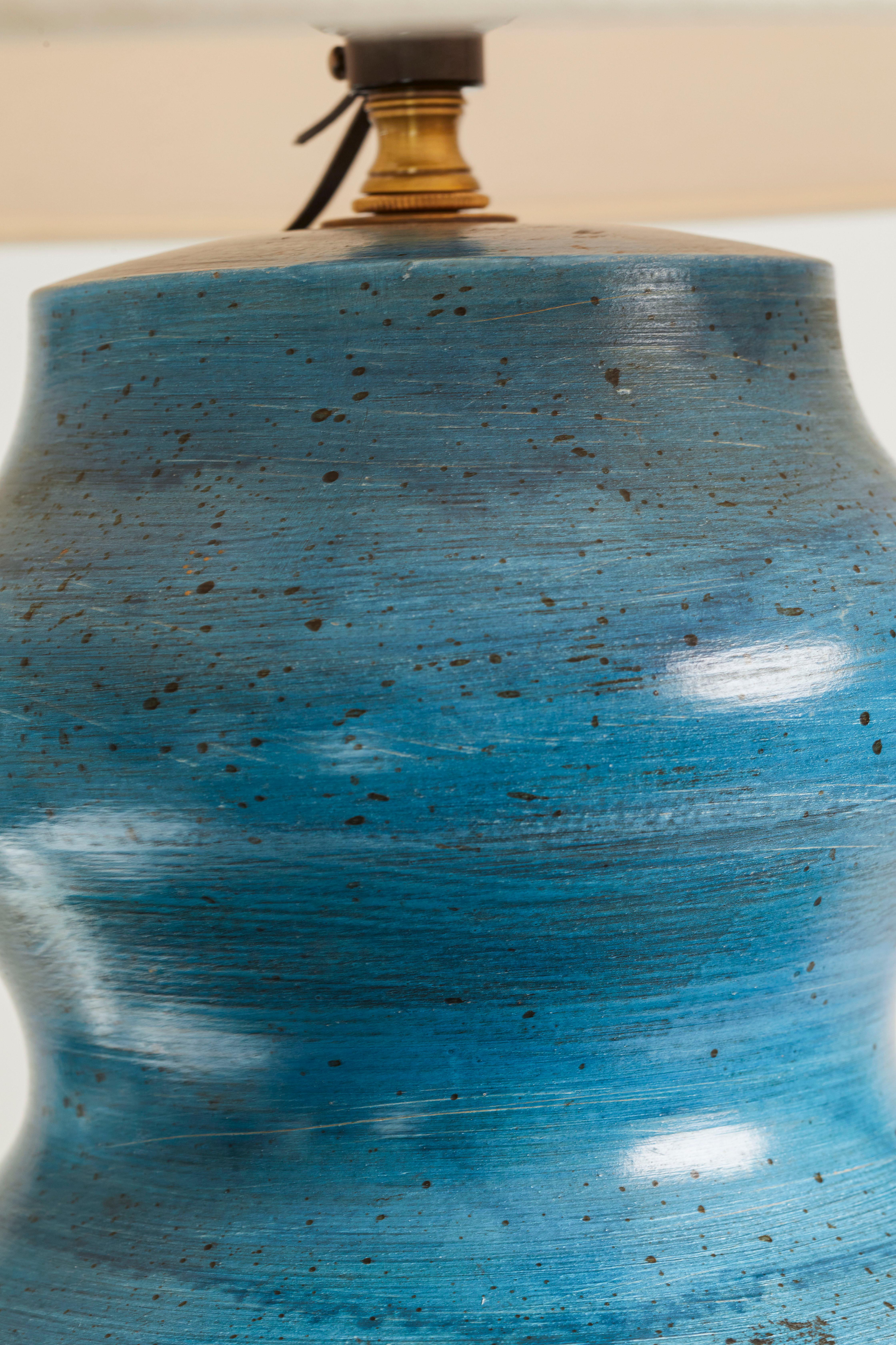 1970er Jahre Französisch Blau Keramik Lampe (Radiert) im Angebot