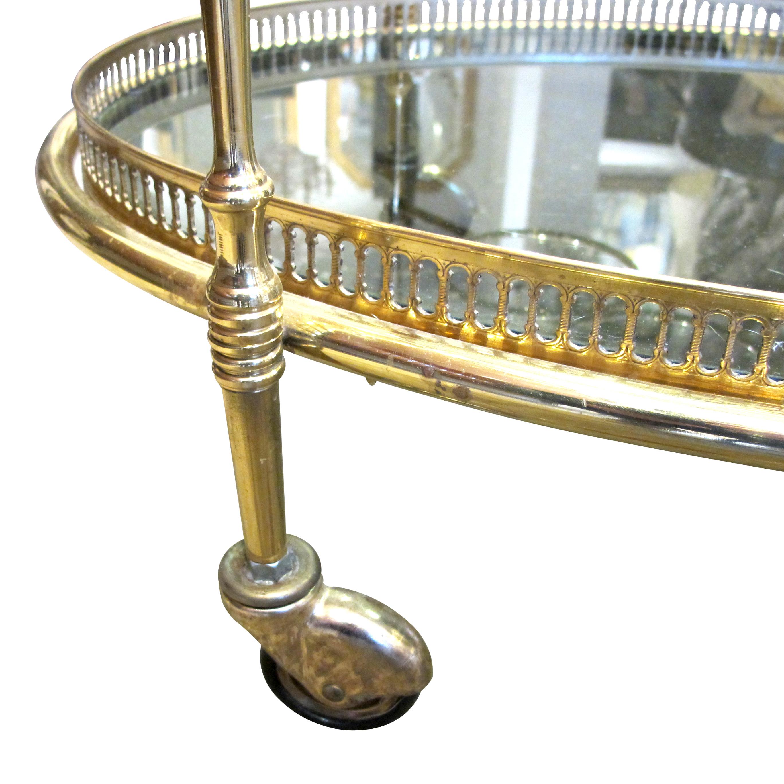 1970s French Brass Oval Serving Bar Cart with Tray on Wheels In Good Condition For Sale In London, GB