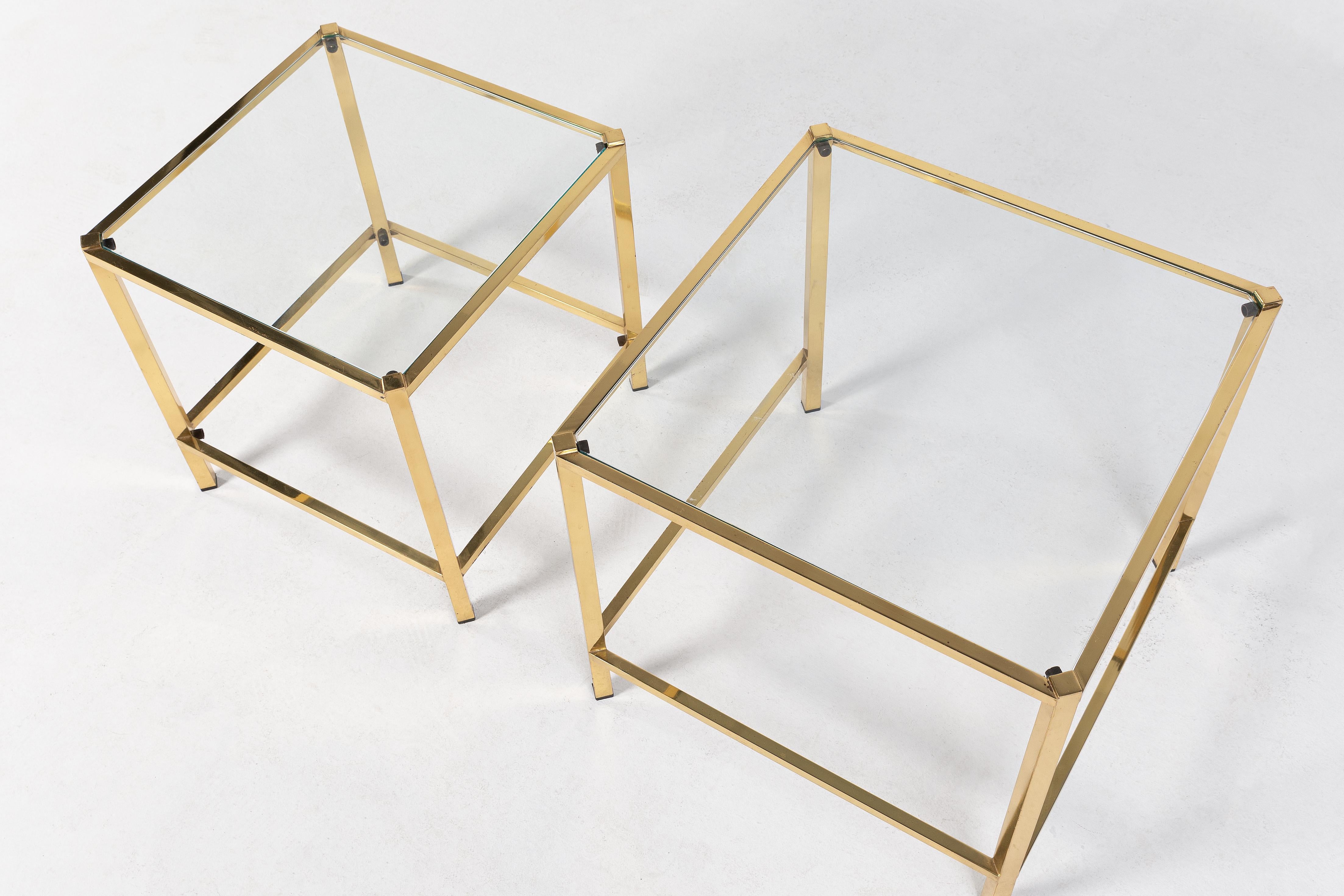 Deux tables d'appoint en laiton des années 1970.  Livré avec un plateau en verre transparent. L'un d'eux mesure 50 x 50 cm et le plus petit 42 x 42 cm.