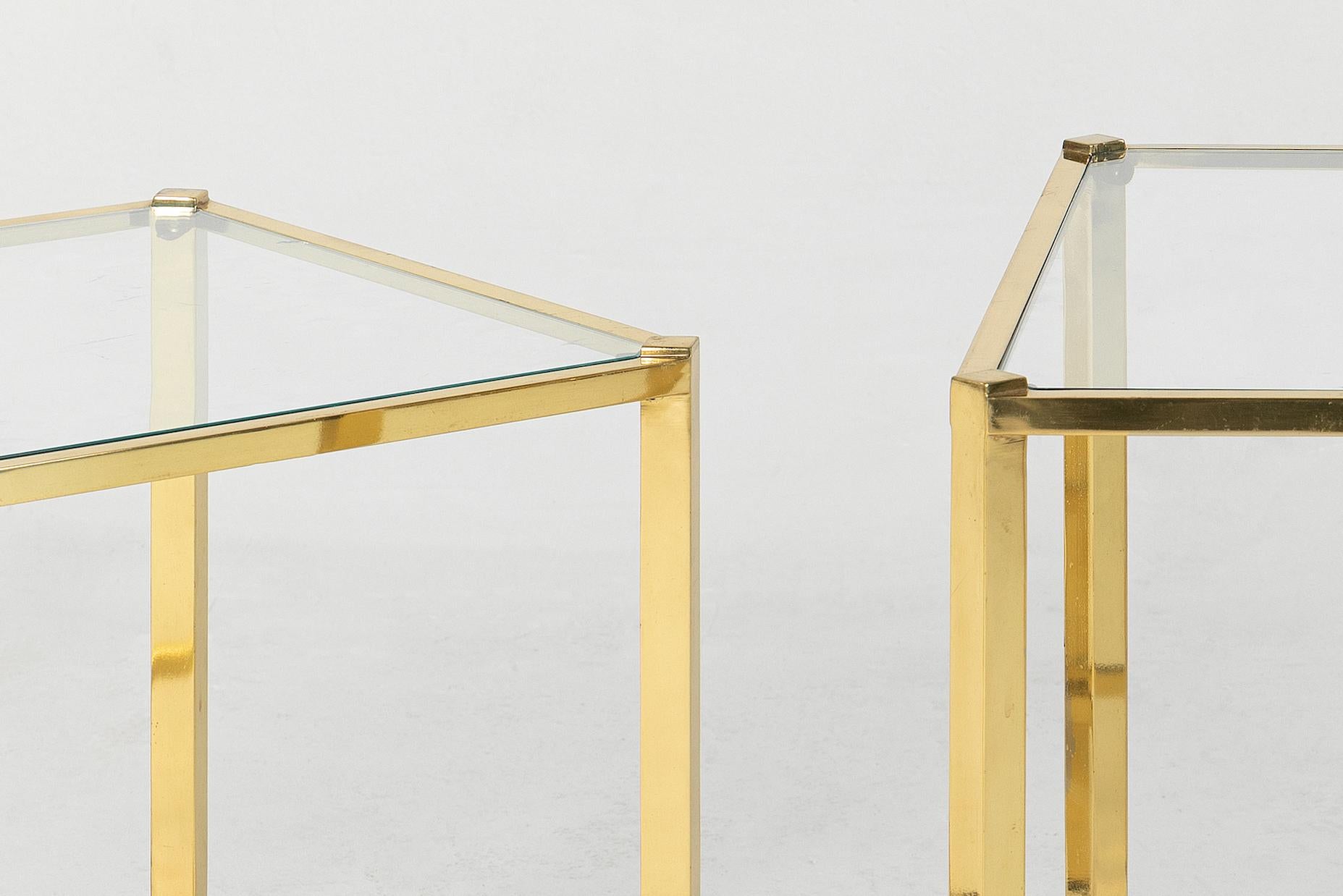 Français Tables d'appoint en laiton français des années 1970 (deux pièces) en vente