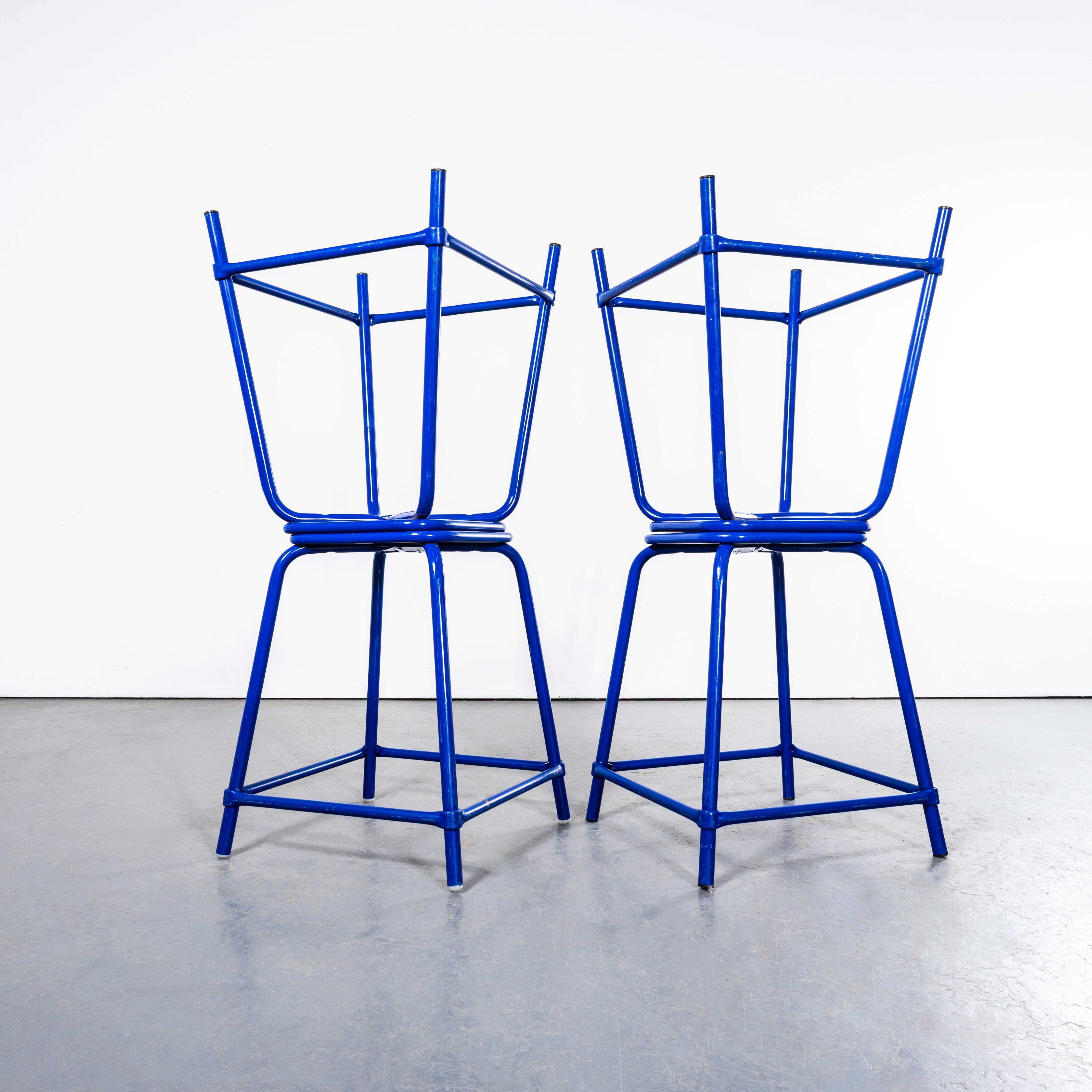 Taburetes de laboratorio franceses azul brillante de los años 70 - Juego de cuatro. 

Buenos y honestos taburetes de laboratorio, pesados armazones de acero con sólidos asientos de contrachapado de abedul. Las limpiamos y comprobamos todas las