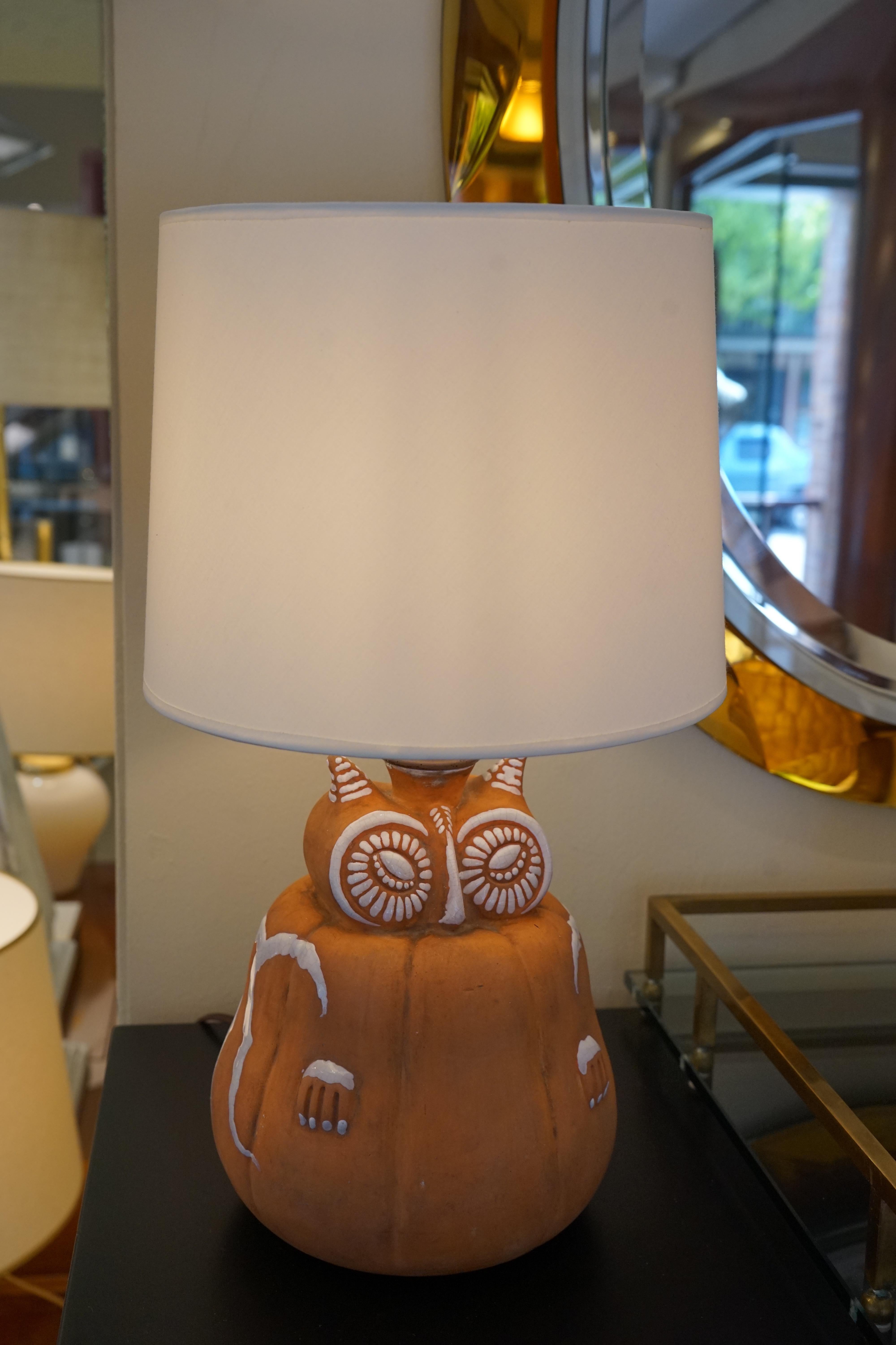 1970s French brown ceramic lamp in the shape of an owl with white design and silver detail. Custom lampshade.