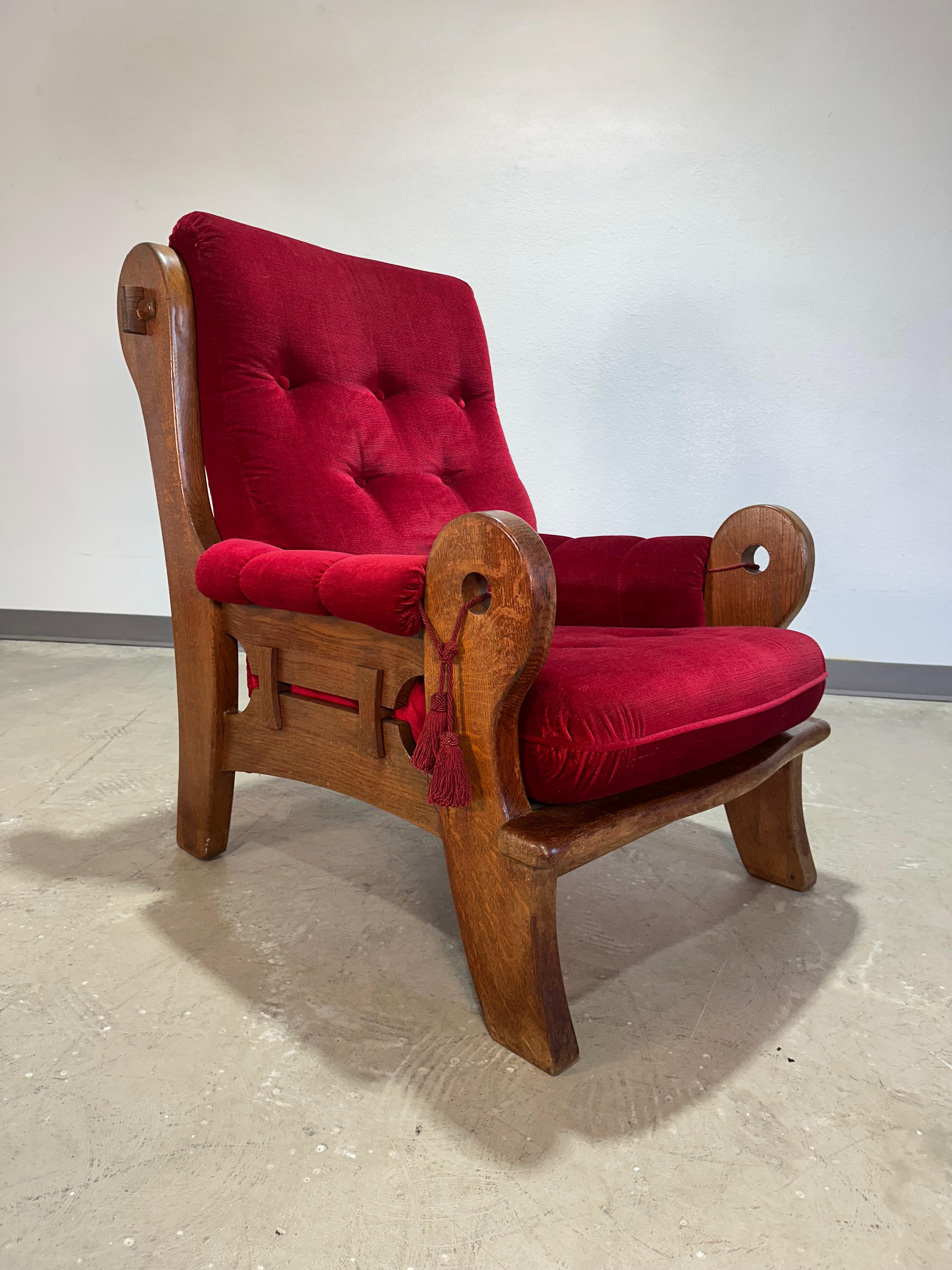 Vintage Brutalist Oak Lounge Chair c.1970's, wahrscheinlich Französisch, Hersteller unbekannt. Massiver Eichenholzrahmen mit Ausschnitten an den Armlehnen und Schlitz und Zapfen an den Oberseiten der Rückenlehne. Gepolstert mit rotem Samtvelours.
