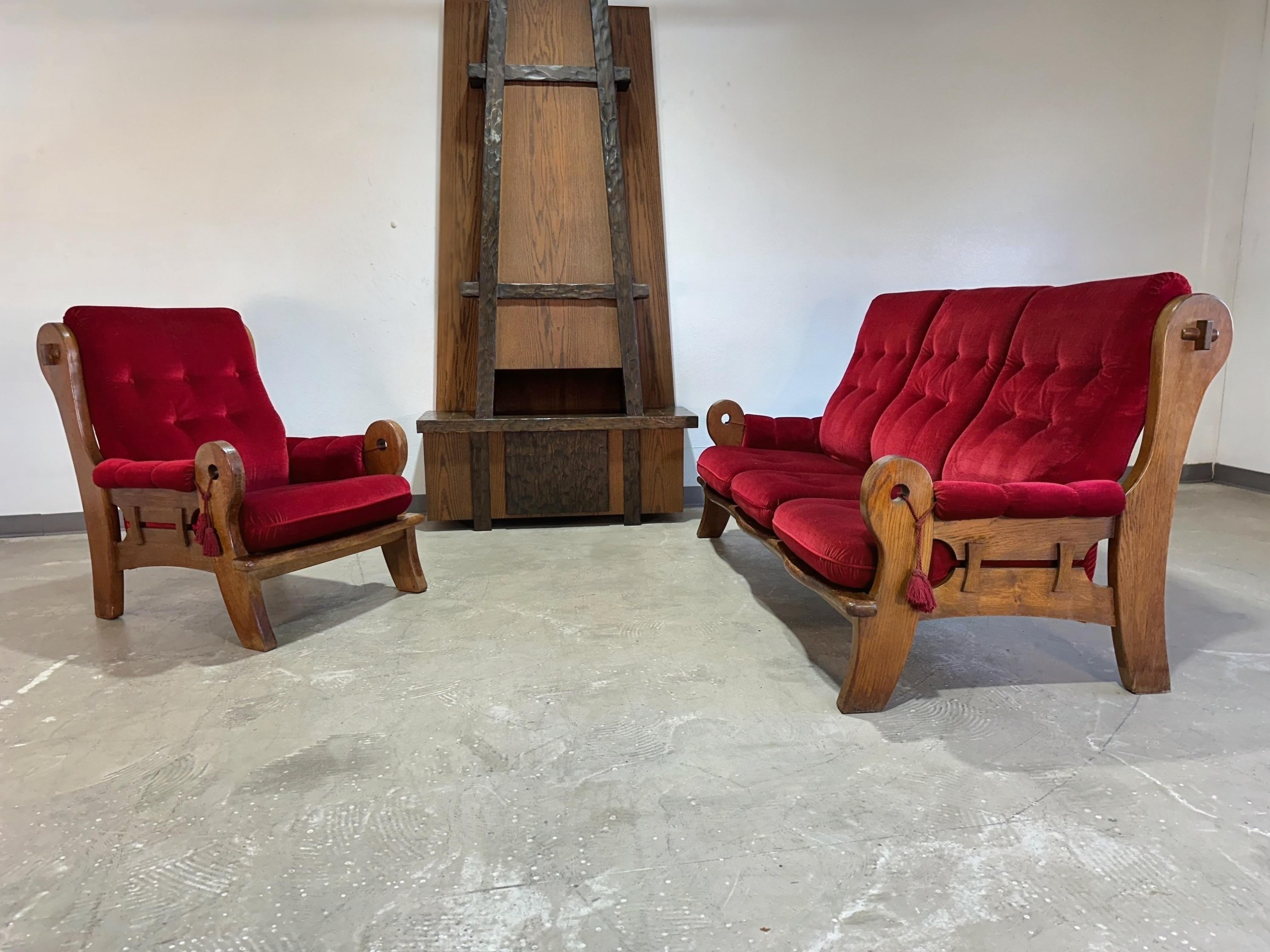 Französischer brutalistischer Sessel aus Eiche und rotem Samt aus den 1970er Jahren (Brutalismus) im Angebot