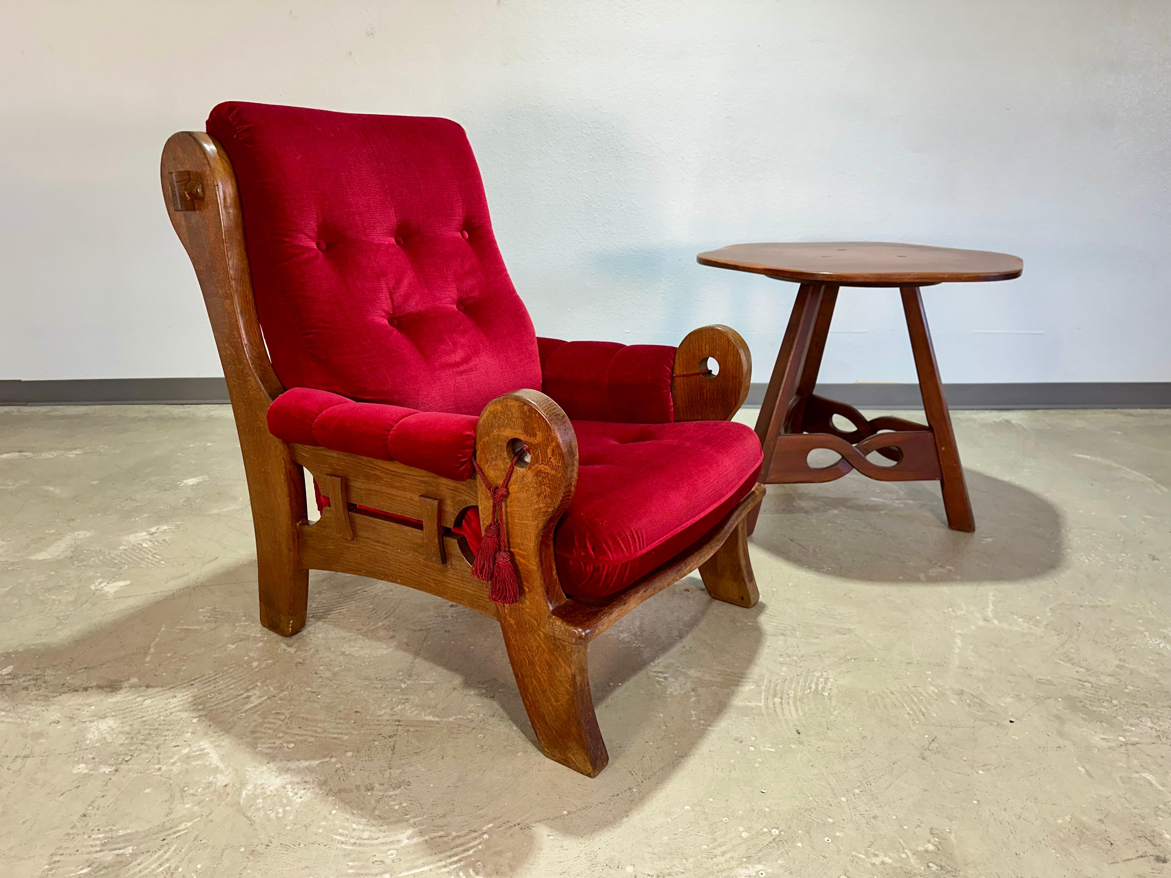 Französischer brutalistischer Sessel aus Eiche und rotem Samt aus den 1970er Jahren im Zustand „Gut“ im Angebot in Lutz, FL