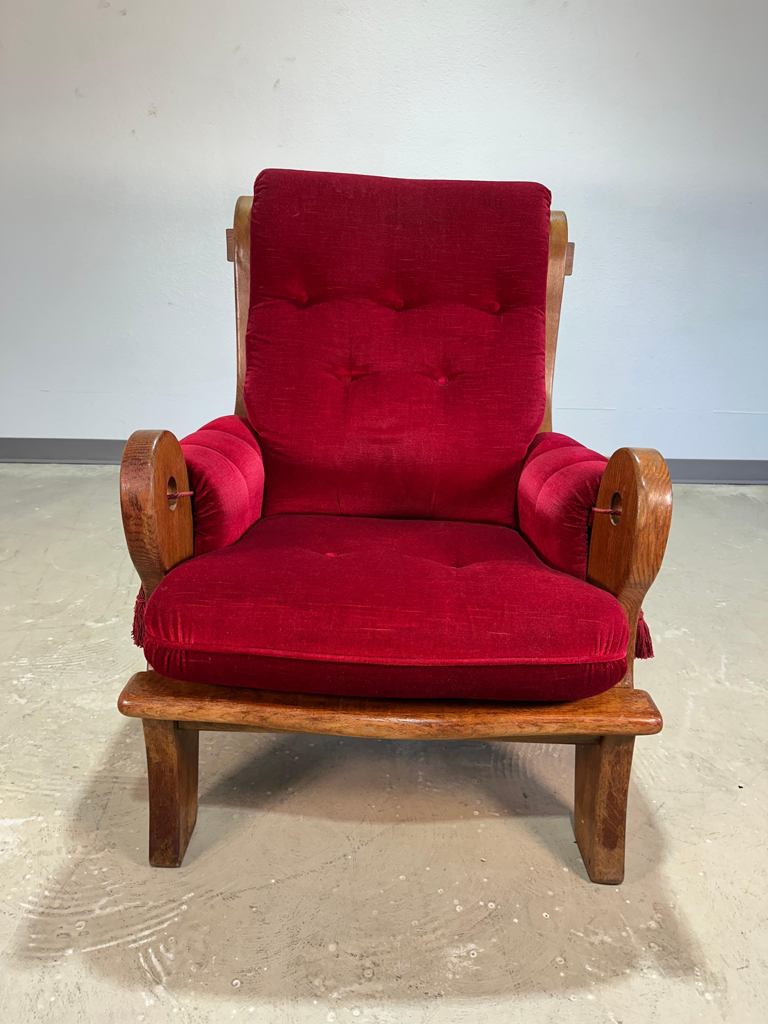 Französischer brutalistischer Sessel aus Eiche und rotem Samt aus den 1970er Jahren im Angebot 3