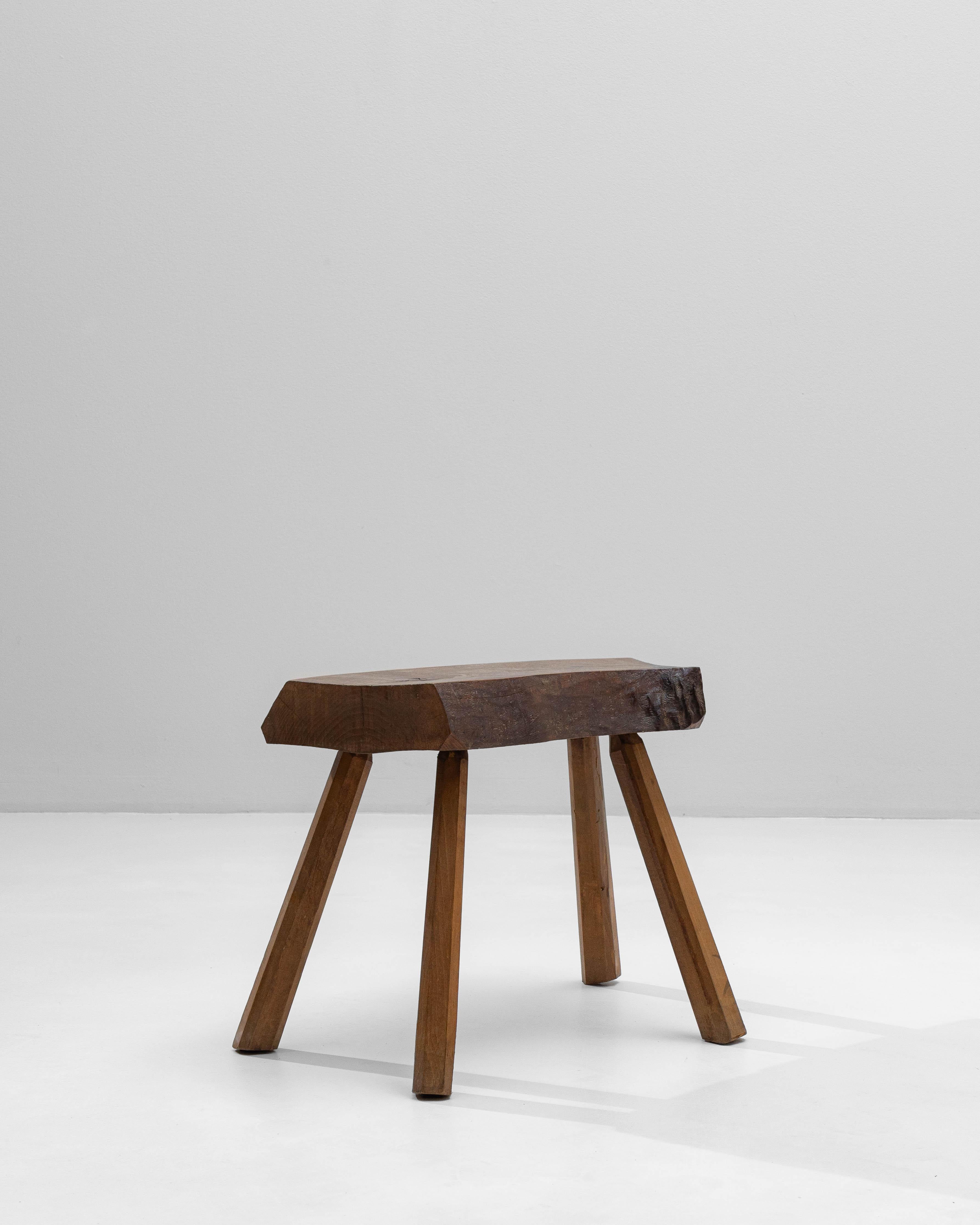 1970s French Brutalist Wooden Stool (20. Jahrhundert) im Angebot