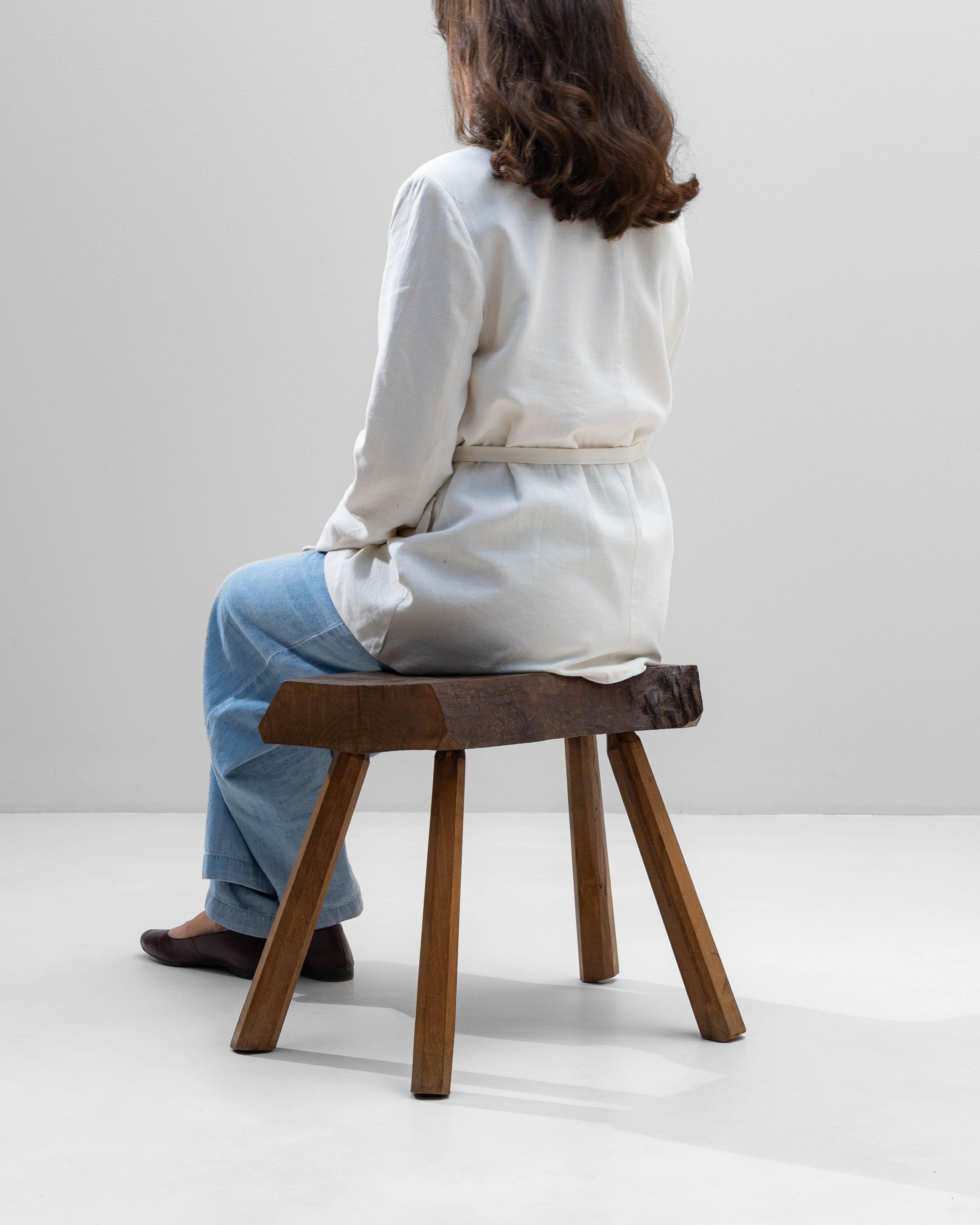 1970s French Brutalist Wooden Stool (Holz) im Angebot