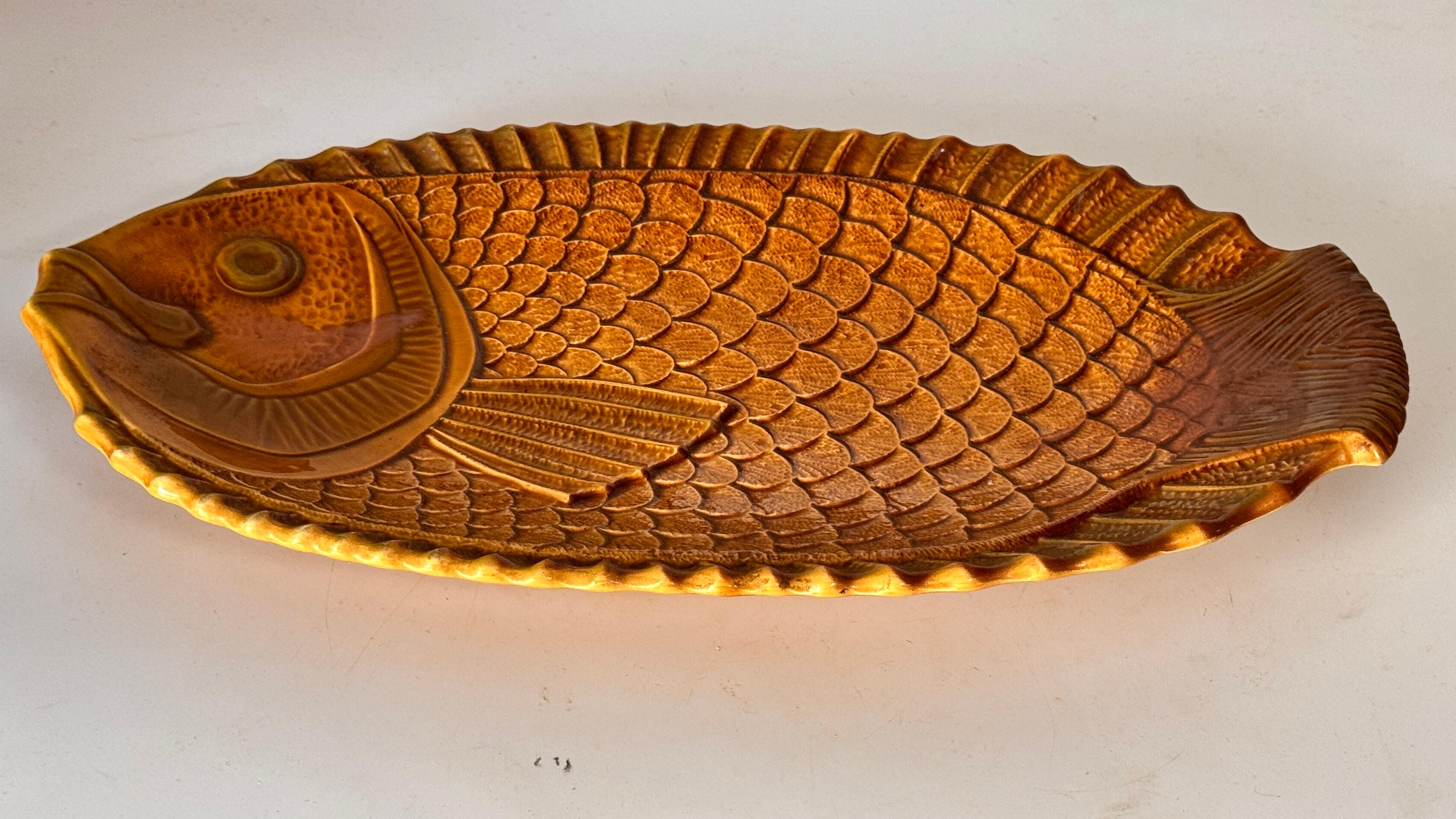 Coupelle décorative en céramique française des années 1970 - Design du milieu du siècle à glaçure jaune et brune

Description :
Ce plat décoratif en céramique a été fabriqué à la main en France dans les années 1970, faisant écho à l'esprit de design