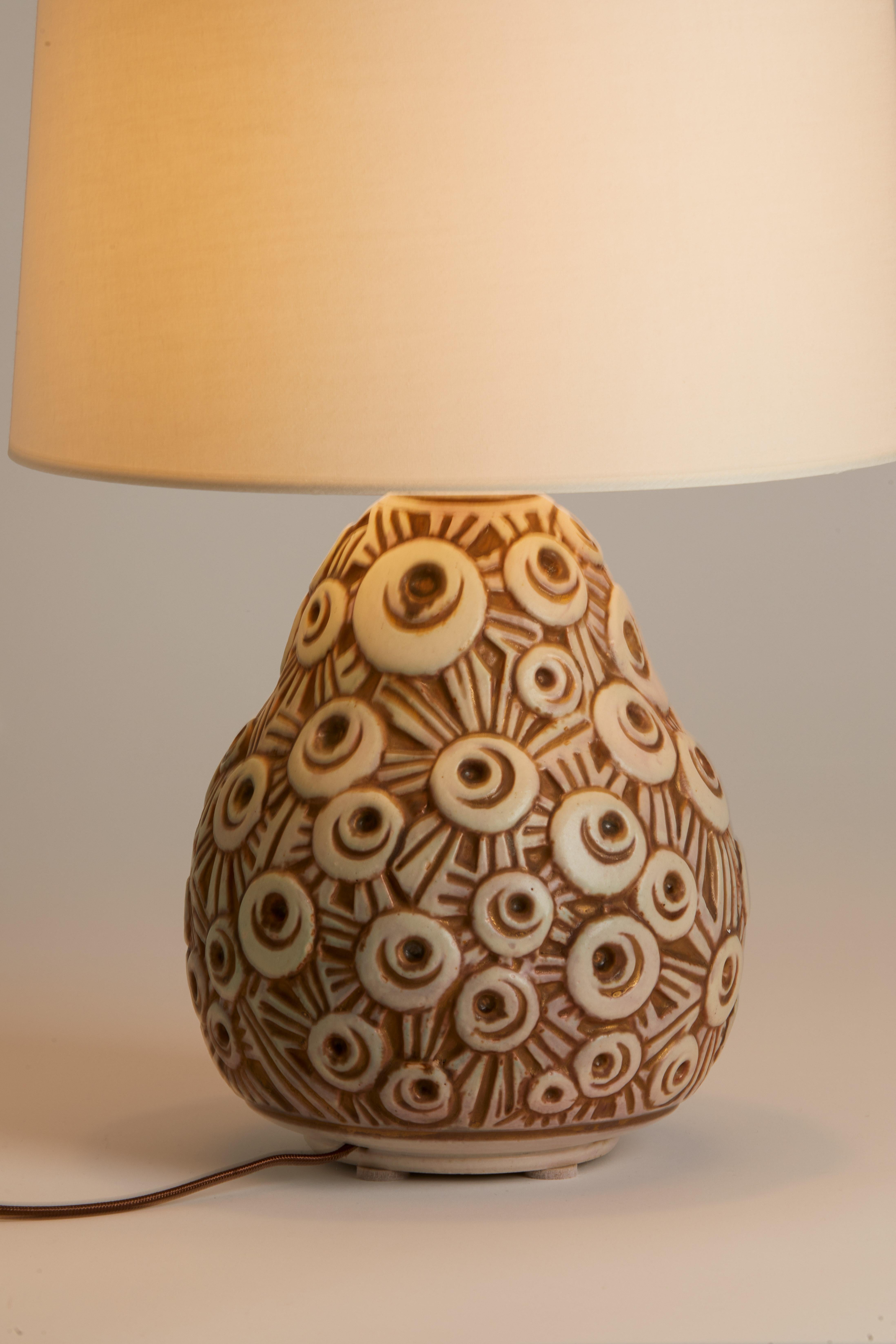 Einzigartige französische Keramiklampe aus den 1970er Jahren mit stark geschnitzten spiralförmigen Details.