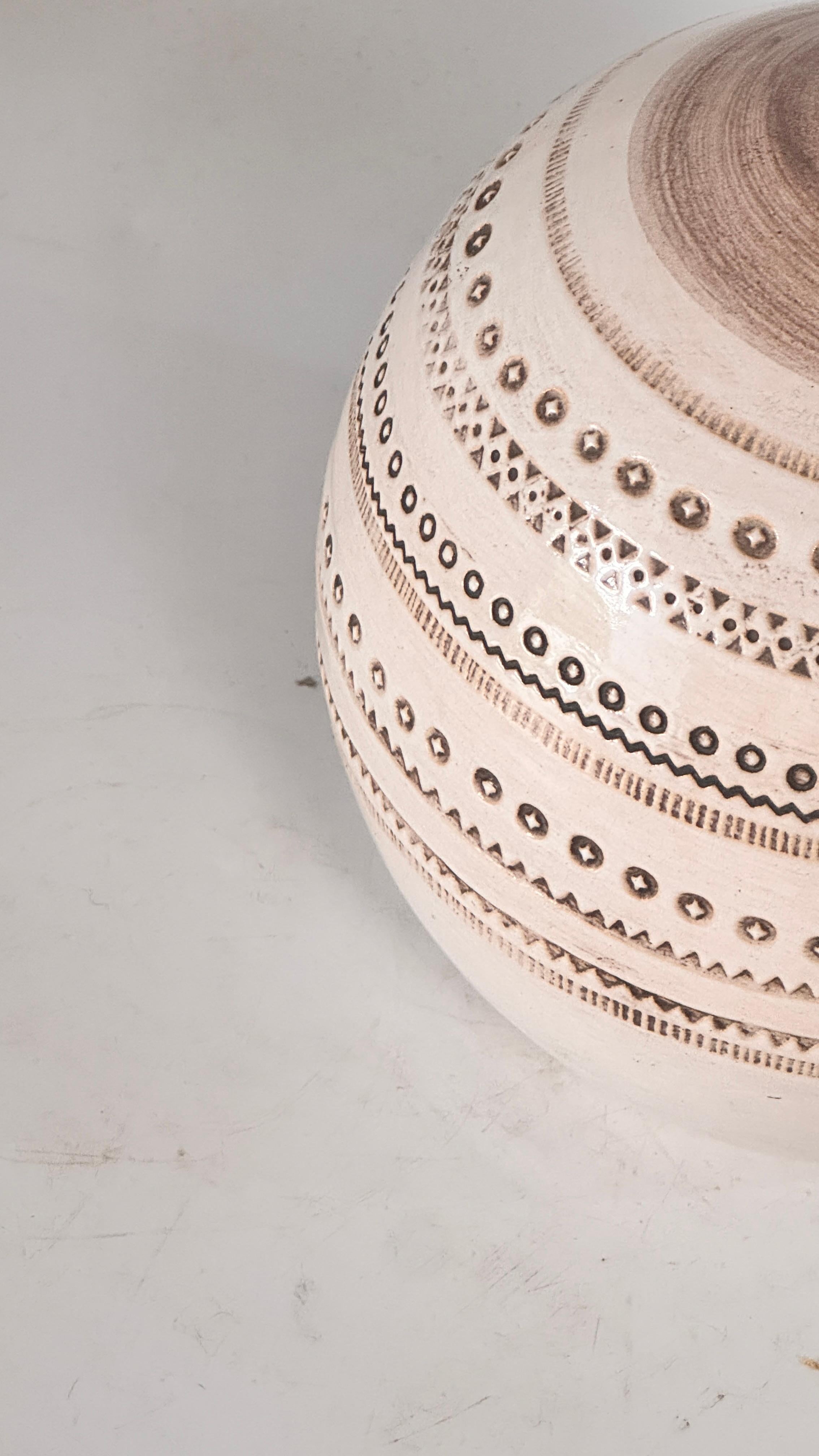 1970s French Ceramic Table Lamp – Beige Geometric Relief Design, Jean Besnard For Sale 3