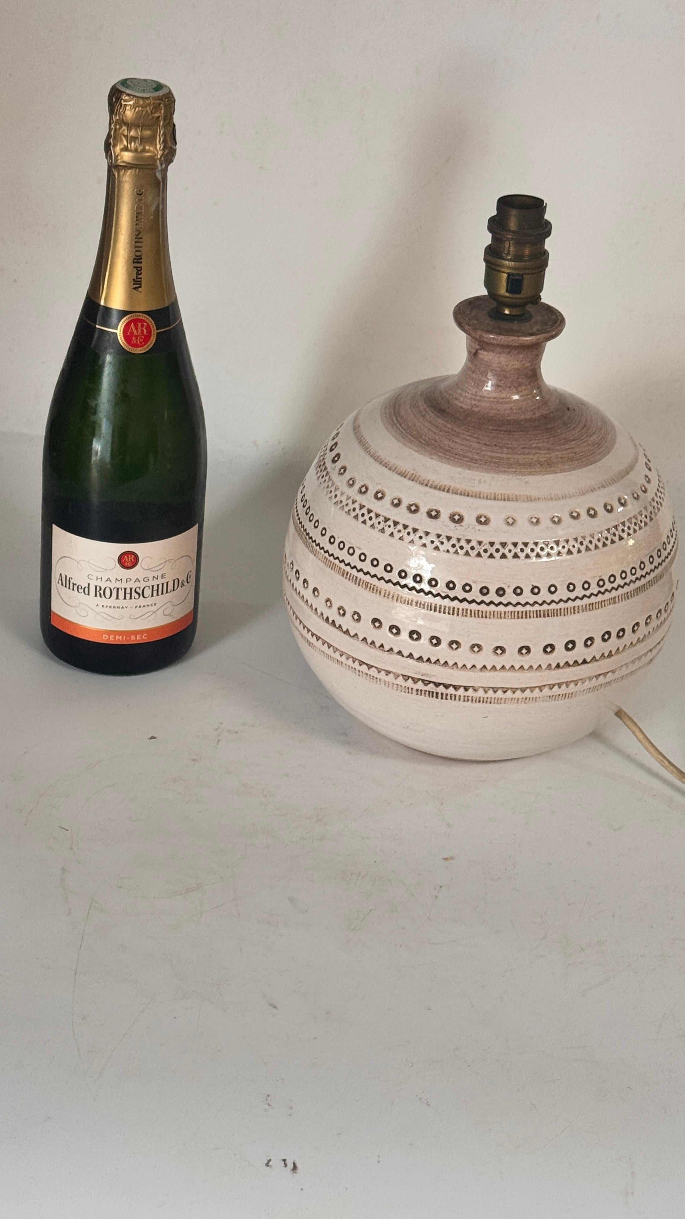 Mid-Century Modern 1970s French Ceramic Table Lamp – Beige Geometric Relief Design, Jean Besnard For Sale