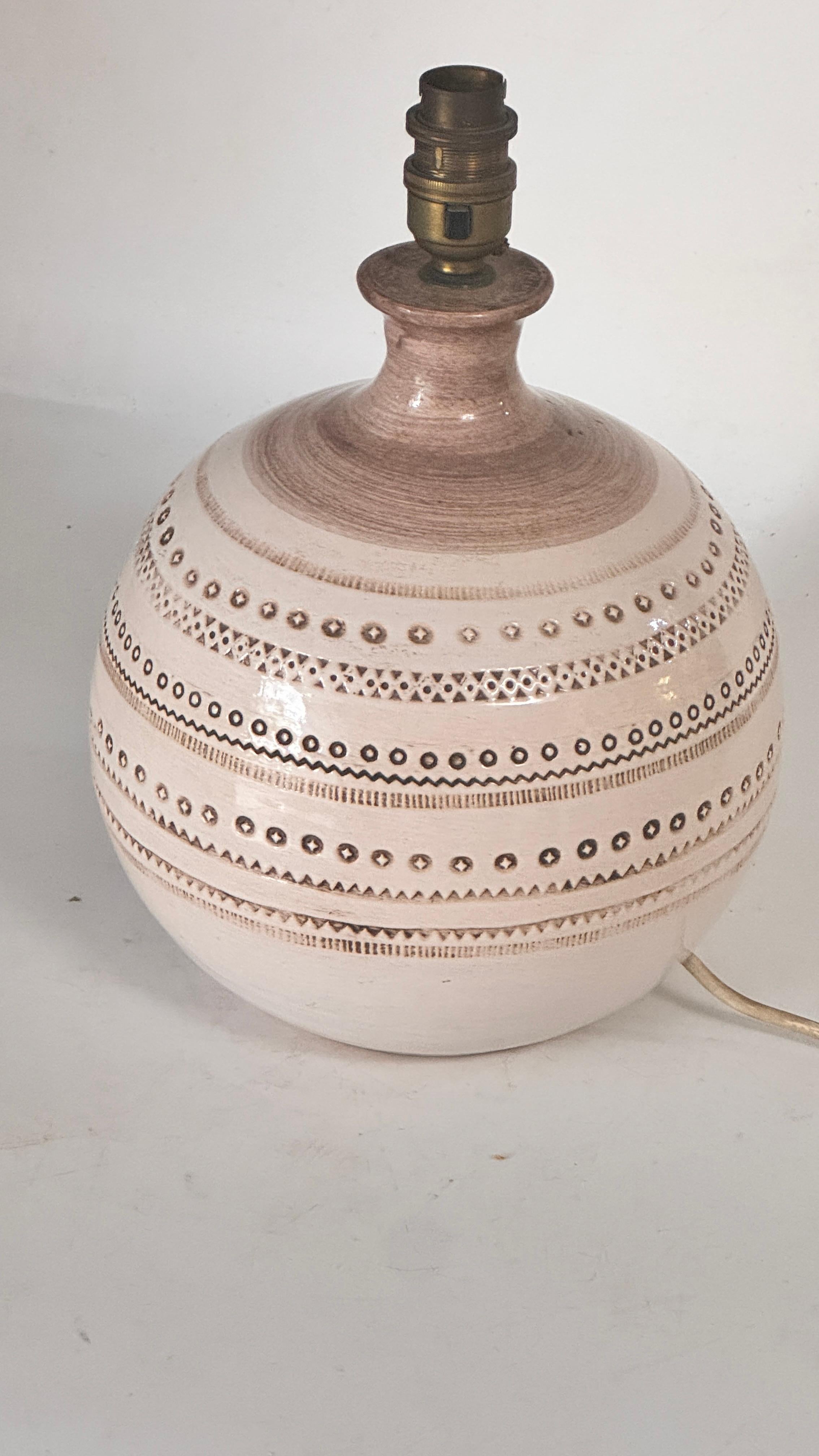 1970s French Ceramic Table Lamp – Beige Geometric Relief Design, Jean Besnard In Good Condition For Sale In Auribeau sur Siagne, FR