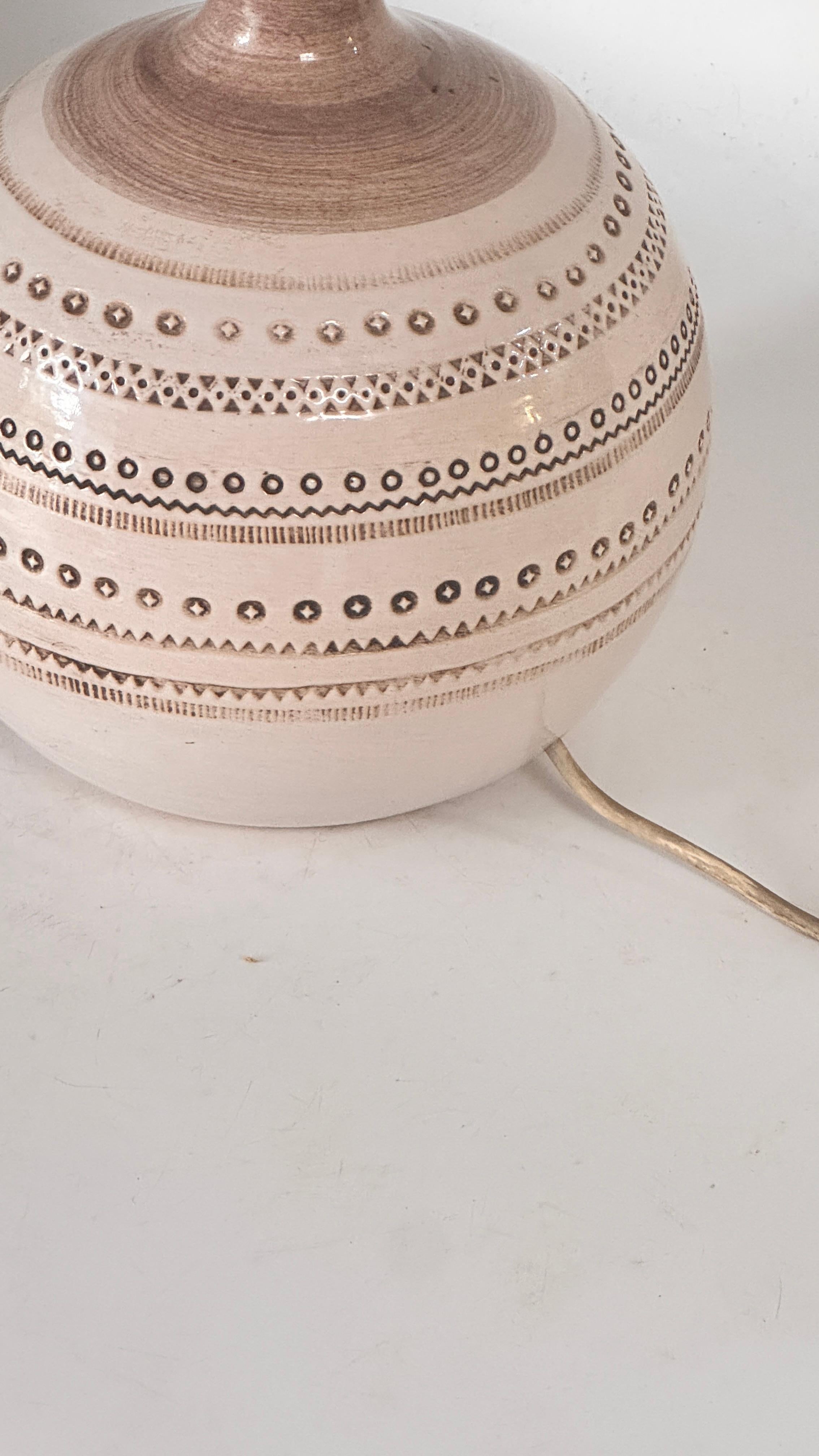 1970s French Ceramic Table Lamp – Beige Geometric Relief Design, Jean Besnard For Sale 1