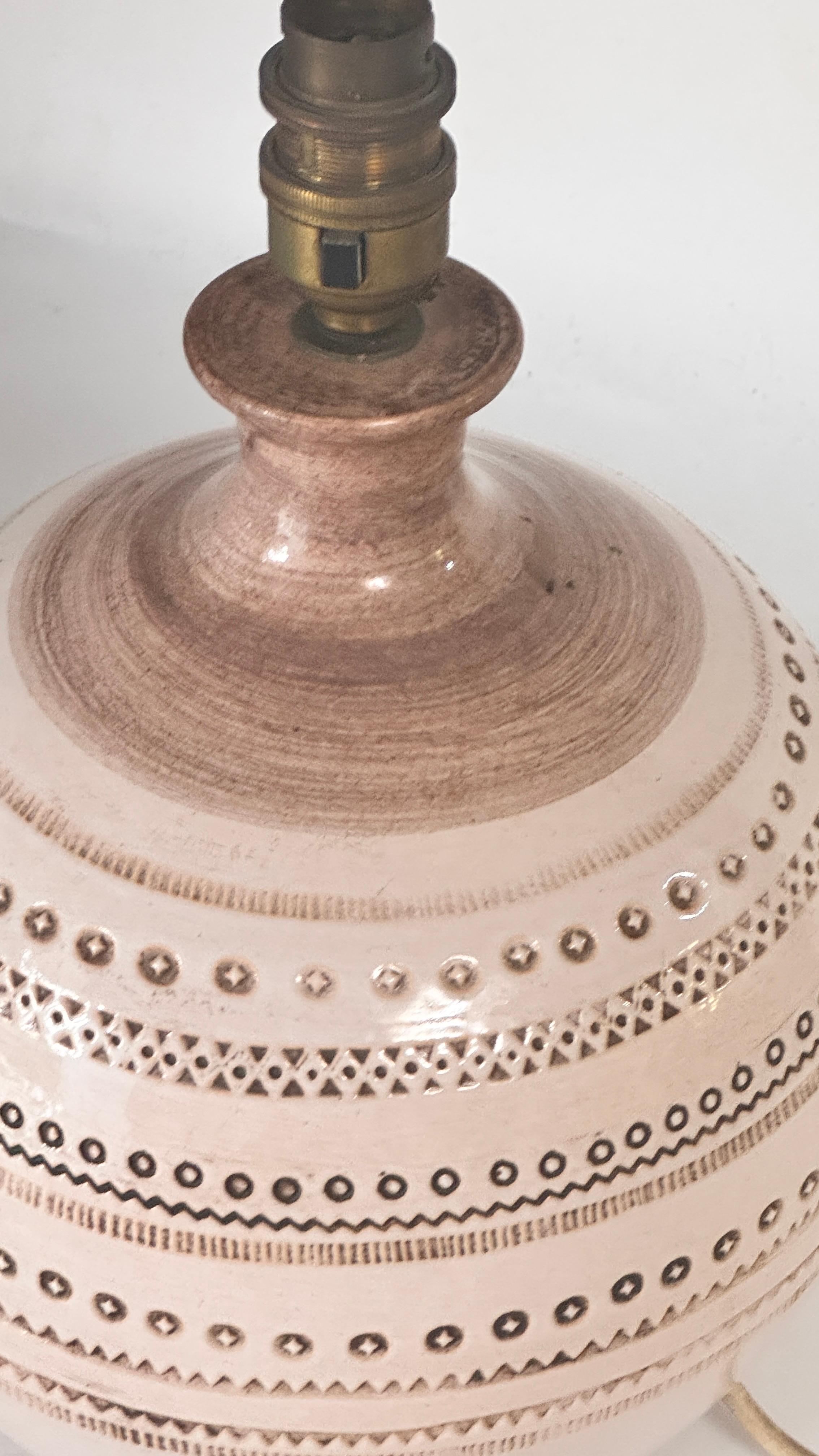 1970s French Ceramic Table Lamp – Beige Geometric Relief Design, Jean Besnard For Sale 2