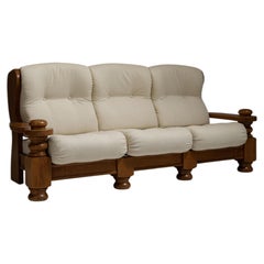 Französisches, brutalistisches Eichenholz-Polstersofa in Kastanienbraun aus den 1970er Jahren