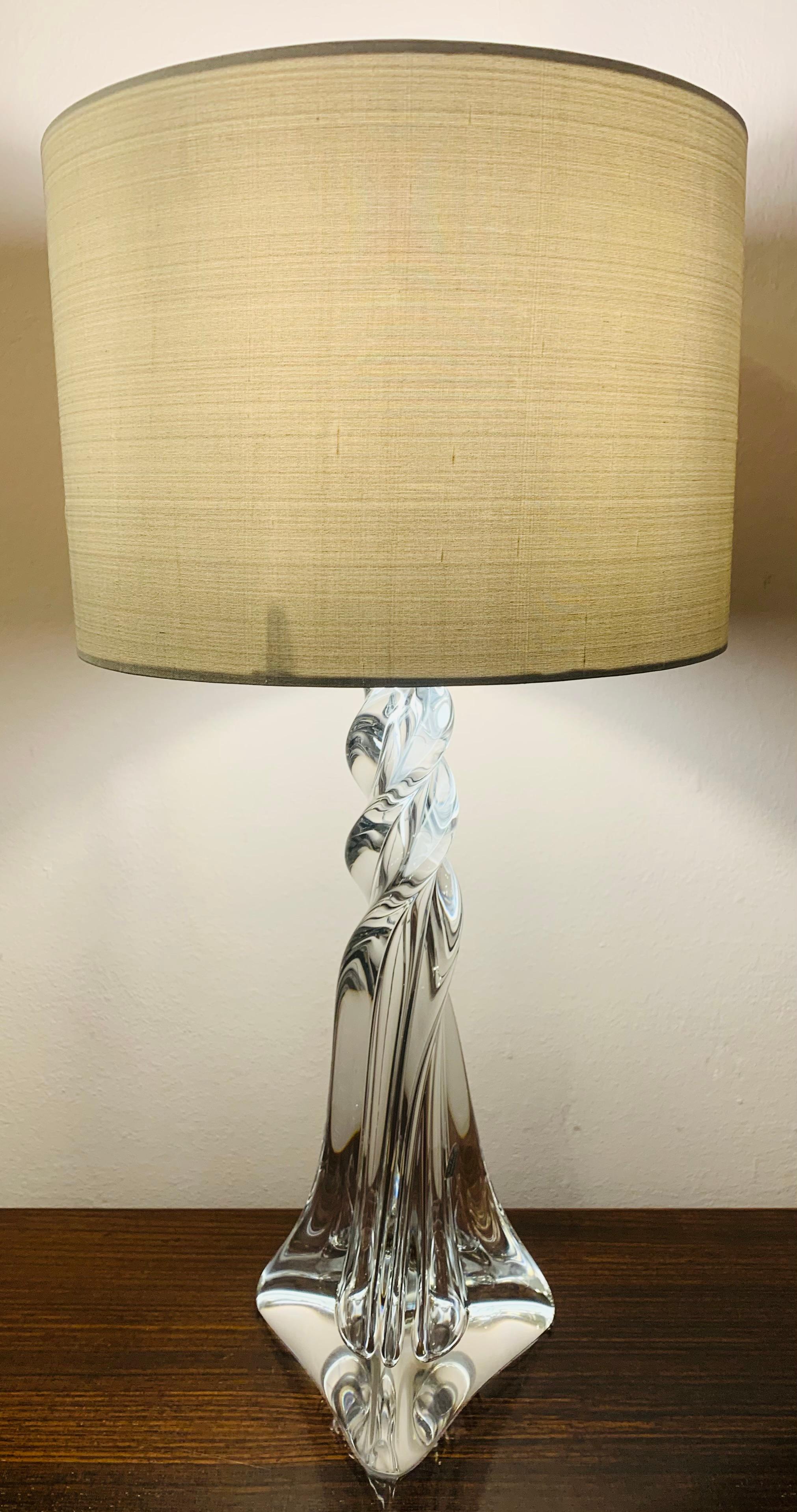 1970s French Cristal D’Arques twisted crystal glass table lampbase. The solid crystal triangular base slowly twists towards the top chrome bulb holder. The original 