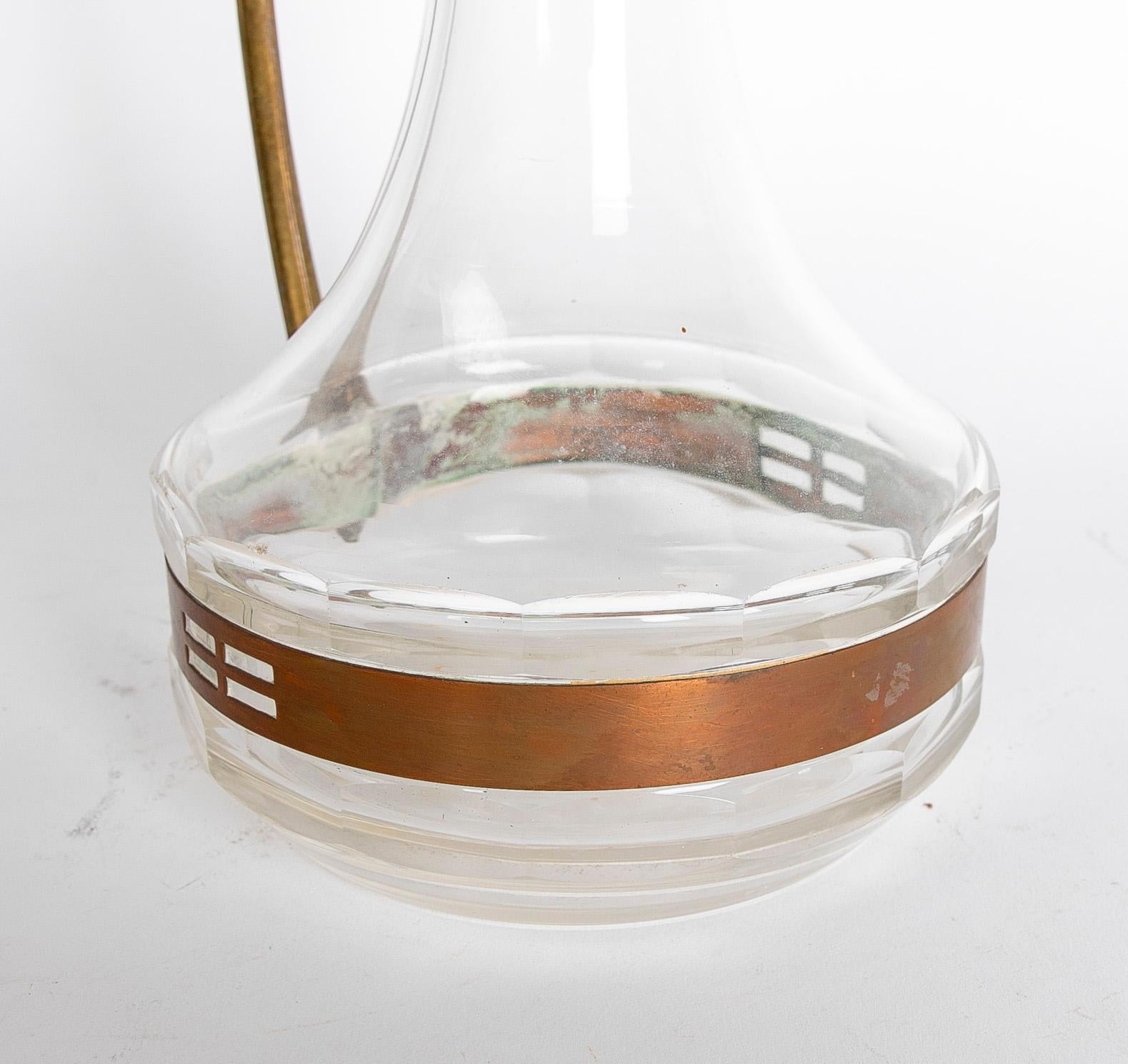 Decanter francese di cristallo del 1970 con manico e imbuto in ottone in vendita 3